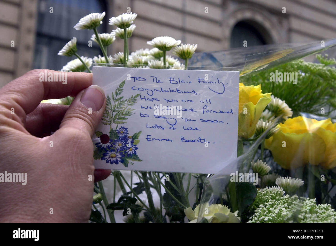 Eine Grußkarte mit Blumen an die Nummer 10 Downing Street für den Premierminister Tony Blair und seine Frau Cherie, die nach der Geburt eines Jungen in den frühen Morgenstunden ruht. Stockfoto