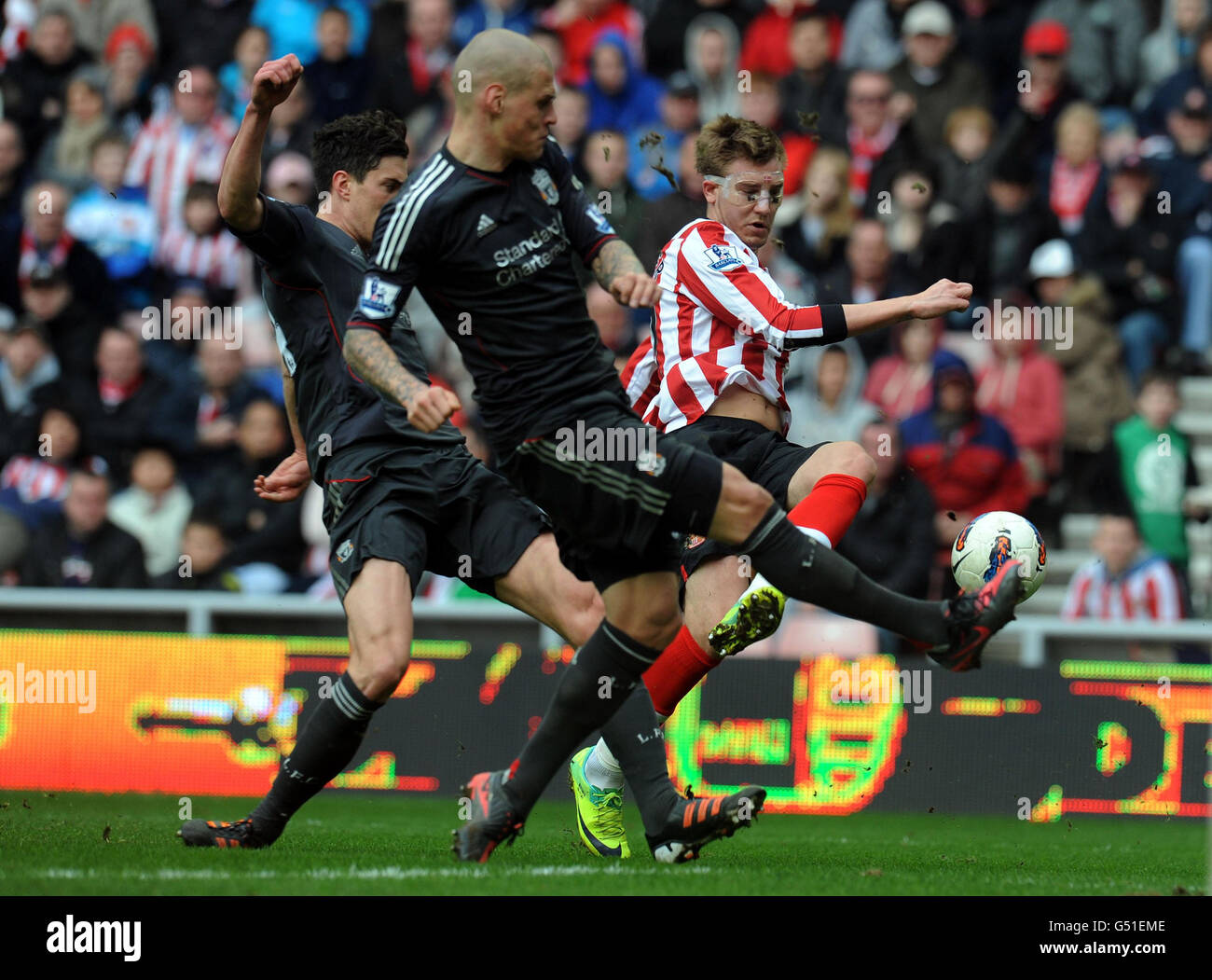 Der Schuss von Nicklas Bendtner von Sunderland wird von Liverpools Martin Skrtel während des Spiels der Barclays Premier League im Stadium of Light, Sunderland, blockiert. Stockfoto