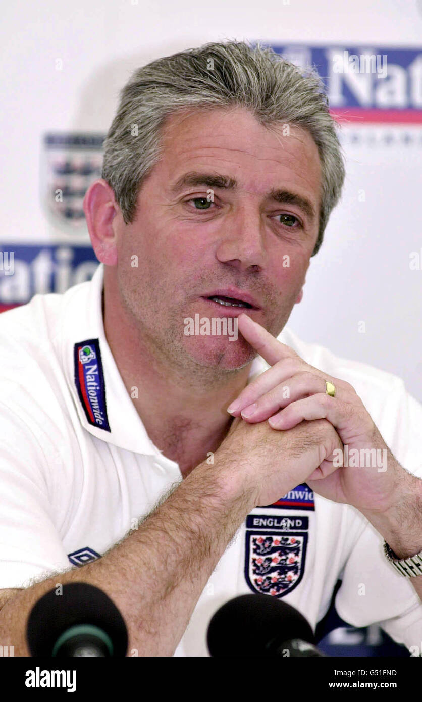 Dieses Bild darf nur im Rahmen eines redaktionellen Features verwendet werden. Der englische Fußballmanager Kevin Keegan spricht mit den Medien in Bisham Abbey, bevor sein Team in Wembley am 27/05/00 in A Friendly International Brasilien spielt. * ...als Vorbereitung auf die EM 2000 in Holland und Belgien im nächsten Monat. Stockfoto