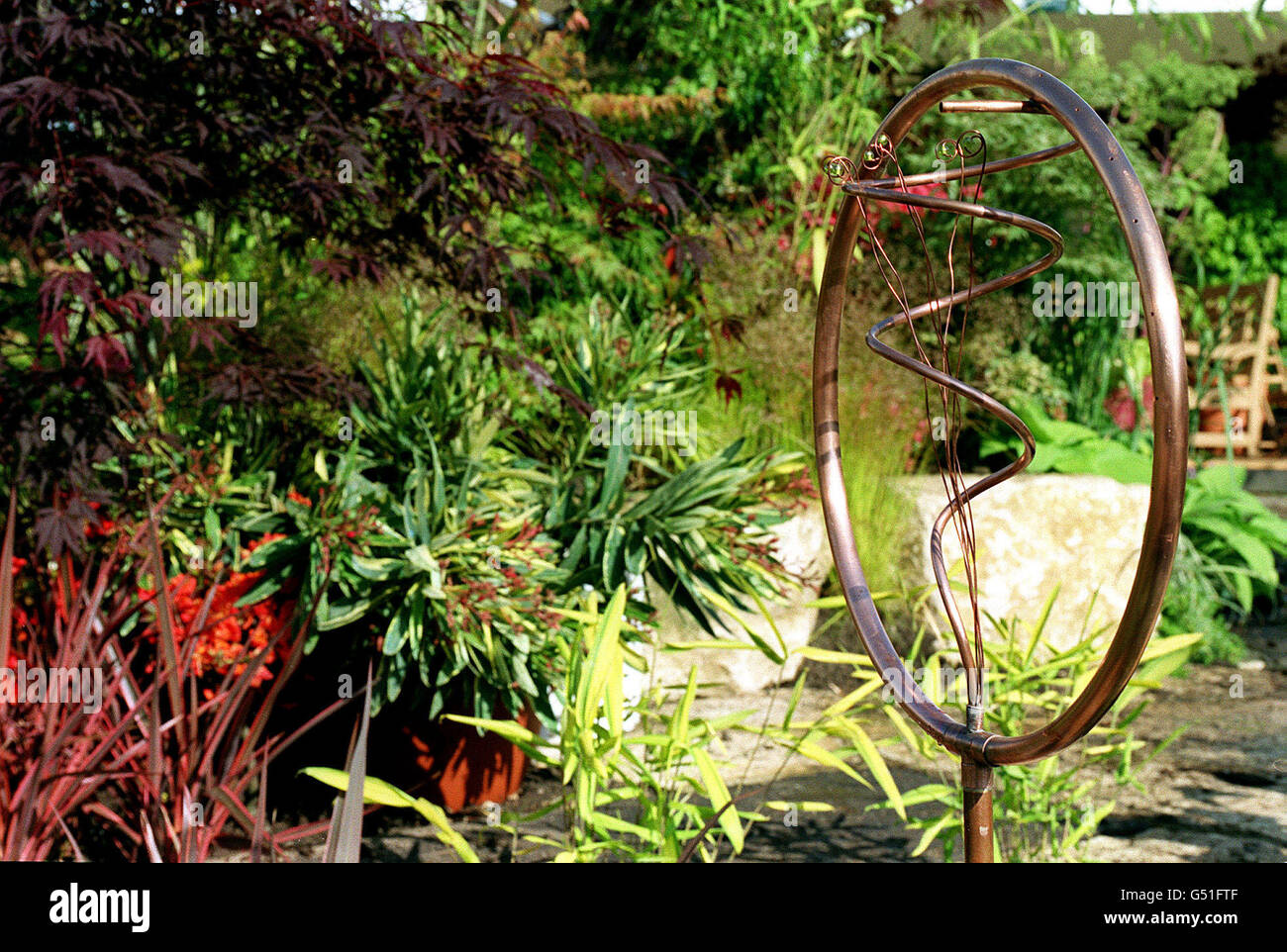 Der sehr interessante Lanscape Company Showgarten, auf der Chelsea Flower Show 2000. Einer von elf auf der Blumenschau errichteten Gärten, die in einer Online-Auktion den Meistbietenden angeboten werden. Stockfoto
