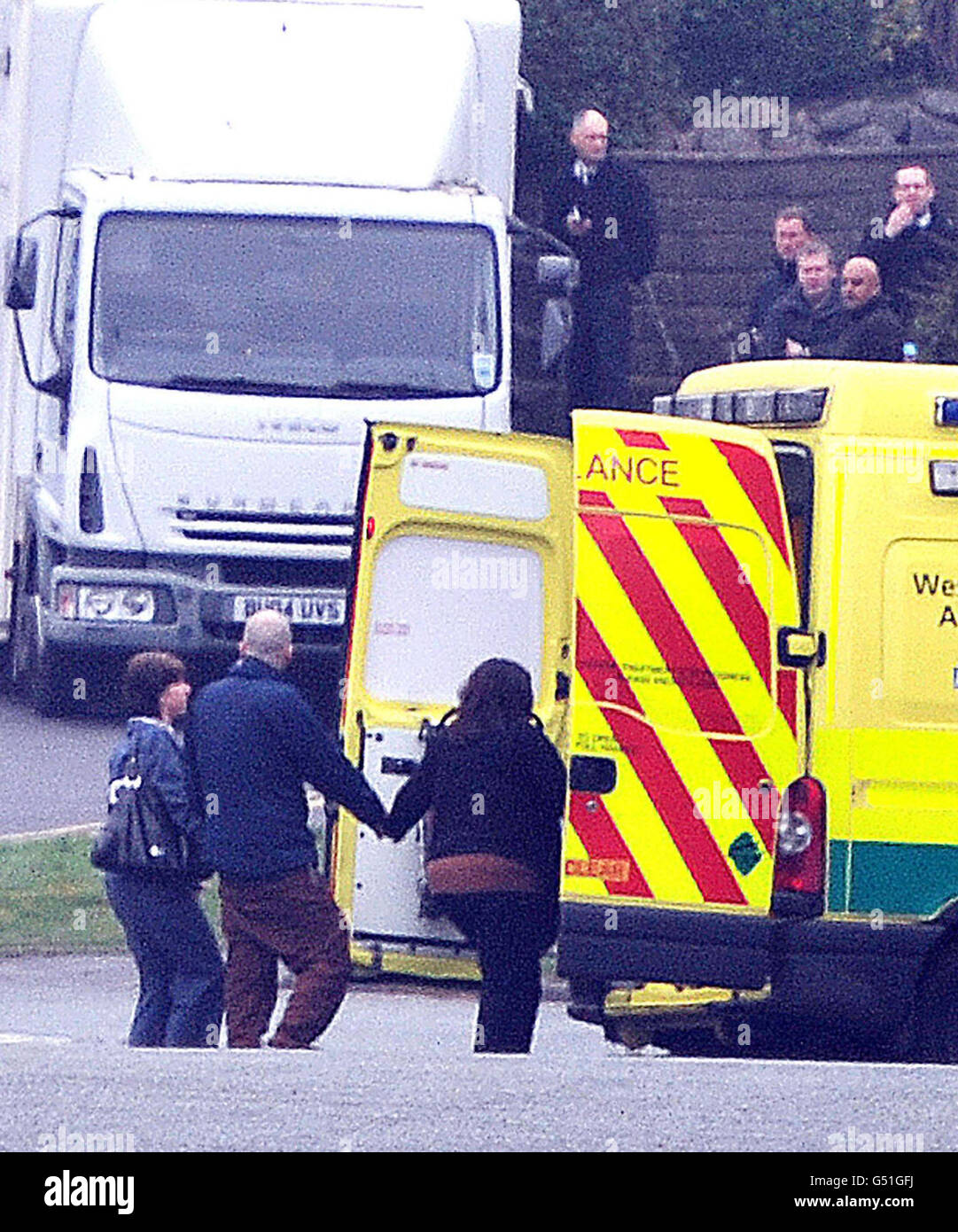 Ein Mann wird von der Perry Hill Road in Sandwell, West Midlands, weggeführt, nachdem die Geiselsituation gelöst wurde. Eine ältere Frau wird von medizinischen Teams beurteilt, nachdem sie mehr als 24 Stunden lang von einem messerschlegenden Mann in ihrem eigenen Haus gefangen gehalten wurde. Stockfoto