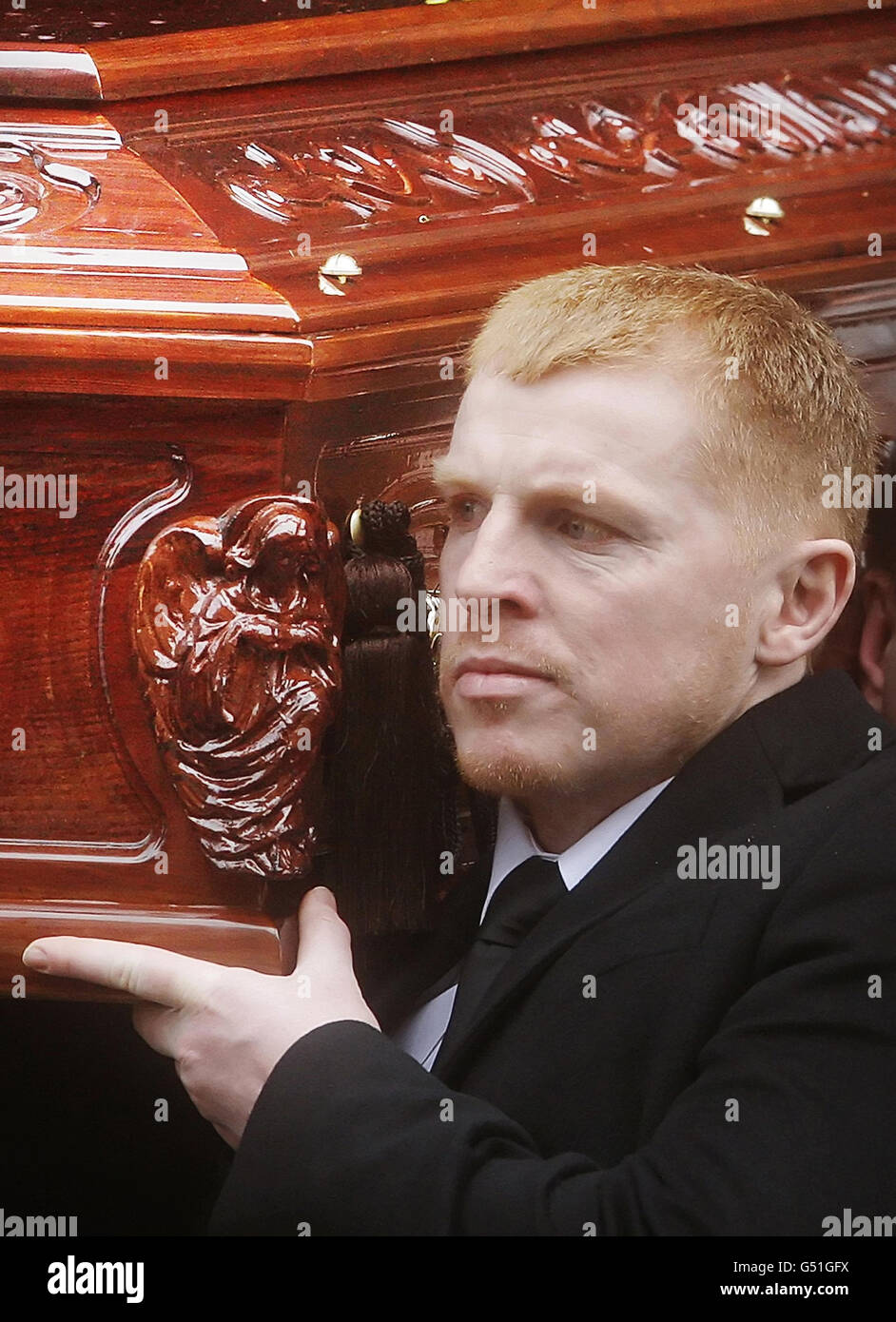 Der keltische Manager Neil Lennon trägt den Sarg von Paul McBride QC nach seiner Beerdigung in der St. Aloysius' Church in Glasgow, Schottland. Stockfoto