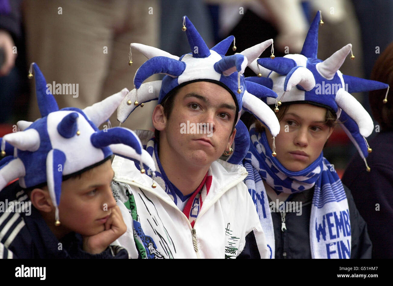 Peterborough United Fußballfans, die Hüte und Schals in den Blau- und Weißtönen ihres Teams tragen, tragen im Wembley-Stadion in London beim Play-off-Finale der dritten Division gegen den Darlington FC. Stockfoto