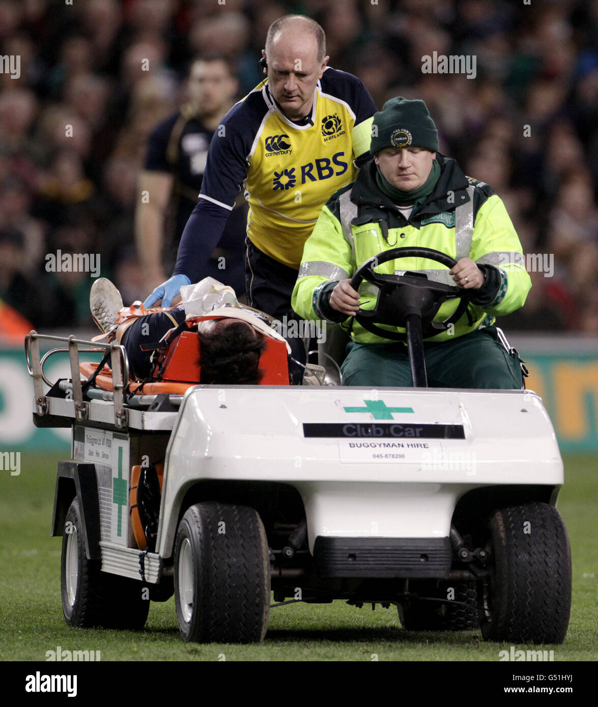 Rugby Union - RBS 6 Nations Championship 2012 - Irland - Schottland - Aviva Stadium. Scotlands Lee Jones wird verletzt auf einer Bahre abgesetzt Stockfoto