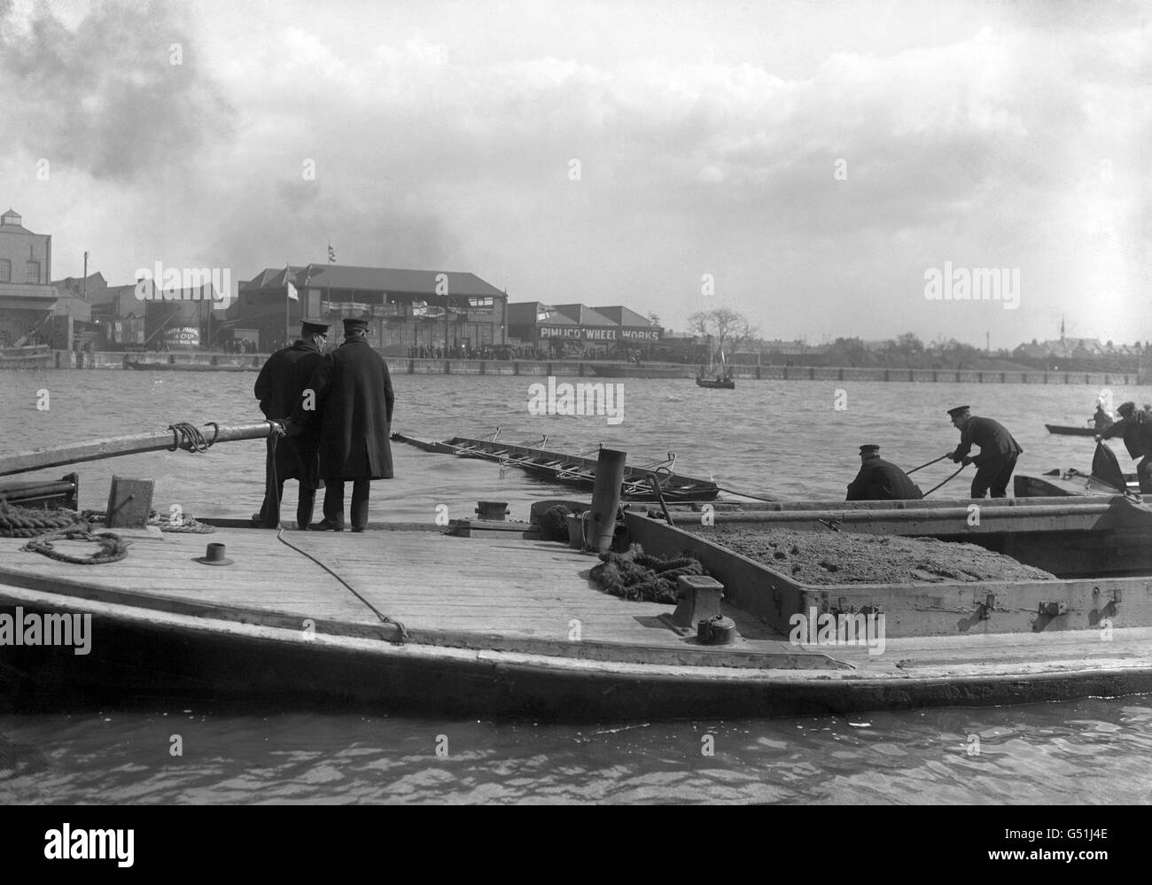 Das Boot aus Cambridge wurde gerettet, nachdem es während des Bootsrennens gesunken war. Das University Boat Race von 1912 ist einzigartig in der Geschichte des Rennens, da es die einzige Gelegenheit ist, wenn beide Crews gesunken sind. Stockfoto