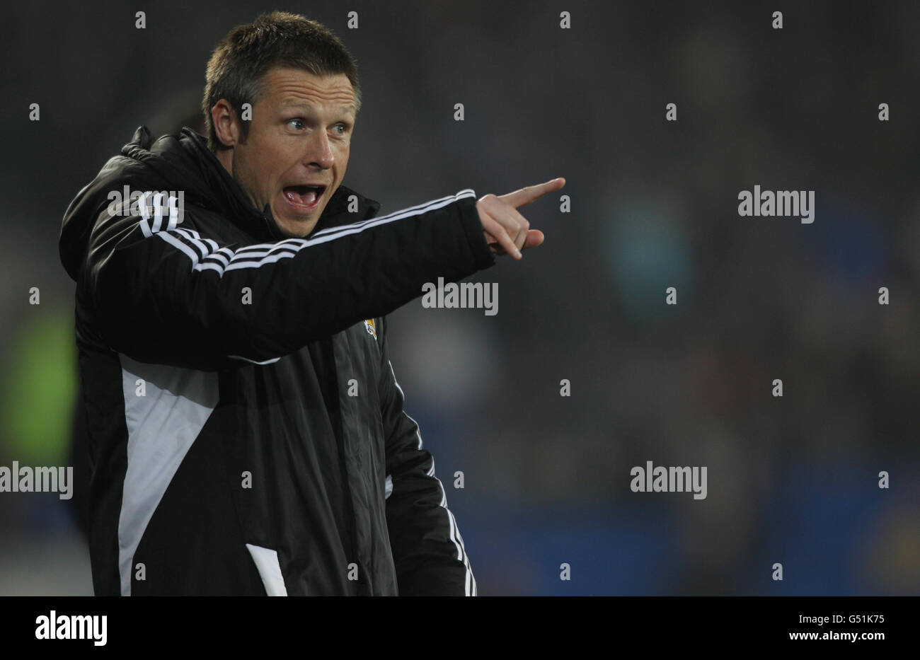 Hull City Manager Nicky Barmby ruft seine Anweisungen während des npower Football League Championship-Spiels im Cardiff City Stadium, Cardiff. Stockfoto