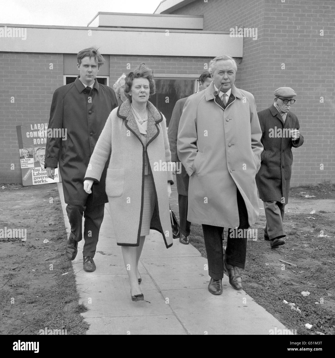 Harold Wilson, der Premierminister, bei der Wahltour durch seinen Wahlkreis Lancashire in Huyton, auf dem Bild, wie er zusammen mit seiner Frau Mary und seinem Sohn Giles ein Wahllokal verließ. Stockfoto