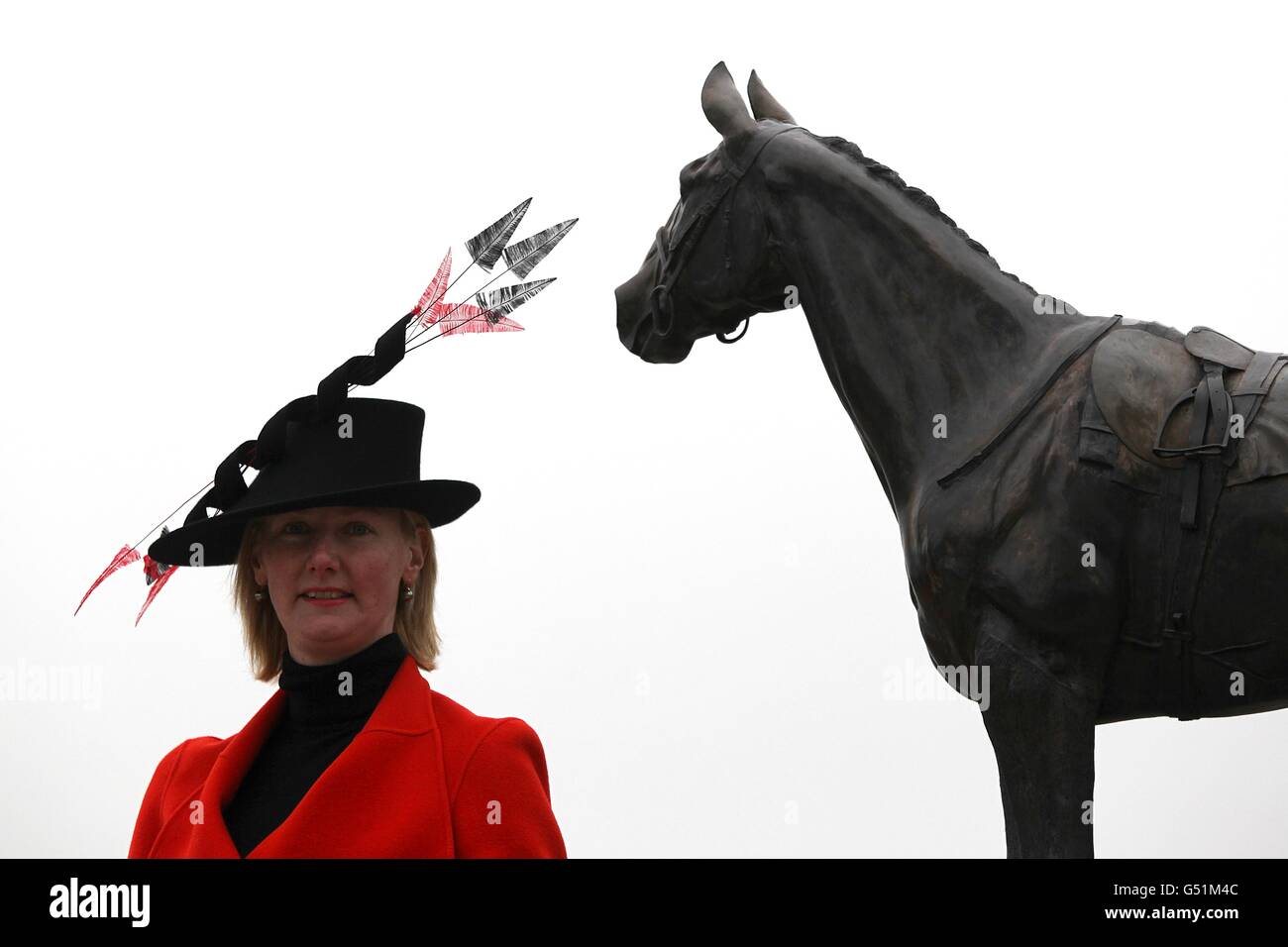 Pferderennen - 2012 Cheltenham Festival - Tag Zwei - Cheltenham Rennbahn. Eine weibliche Rennfahrerin am Ladies Day, während des Cheltenham Festivals. Stockfoto