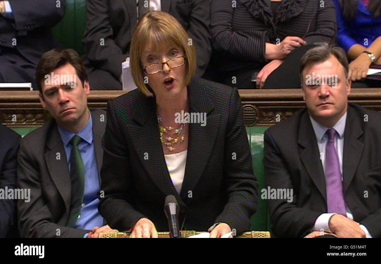 Die stellvertretende Labour-Führerin Harriet Harman spricht während der Fragen des Premierministers im Unterhaus in London. Stockfoto