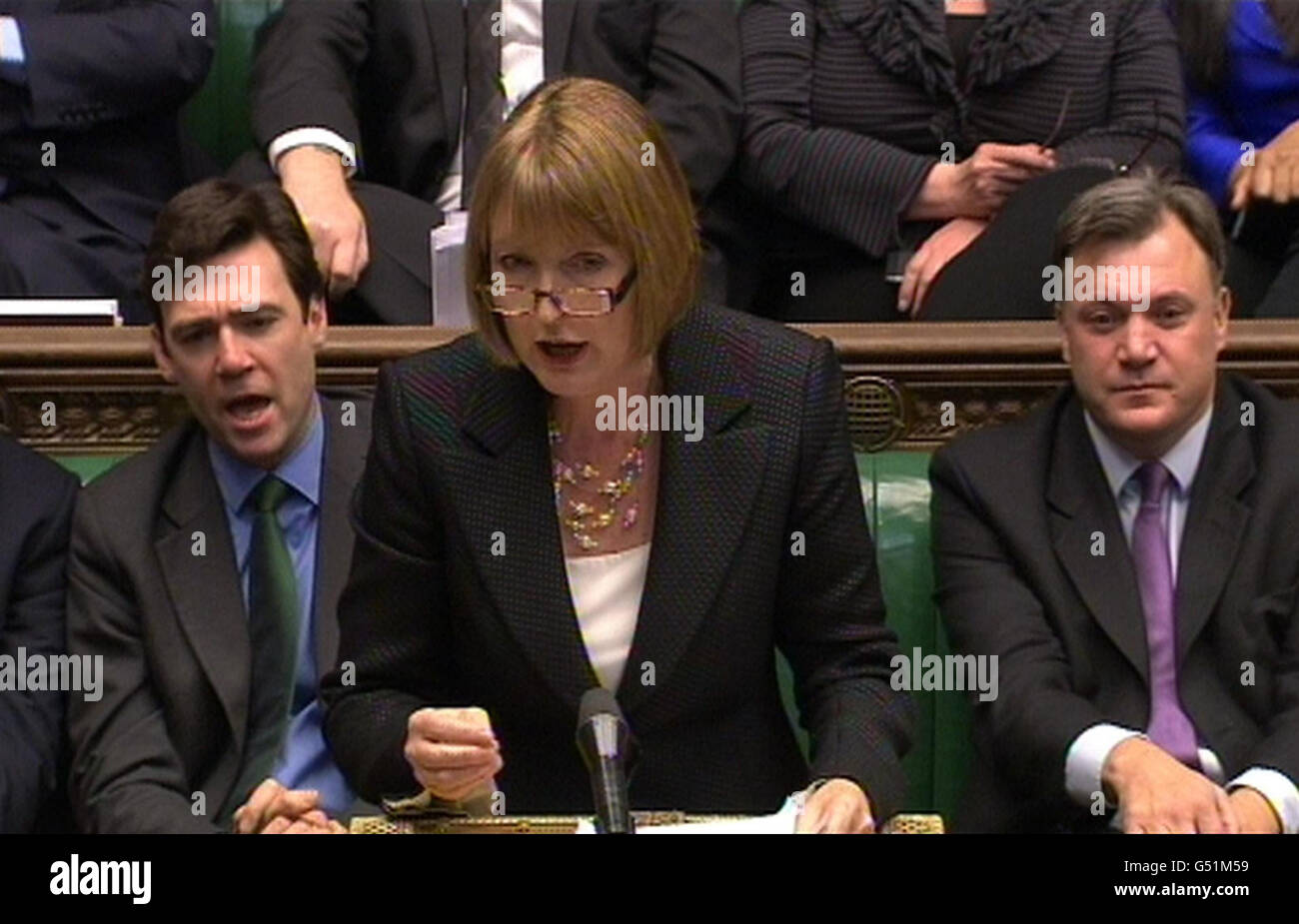 Die stellvertretende Labour-Führerin Harriet Harman spricht während der Fragen des Premierministers im Unterhaus in London. Stockfoto