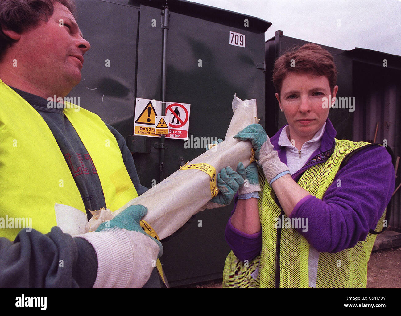 Die ADAS-Arbeiter Rachel Ashelford und Steve Turnbridge mit einem wiedergewonnenen Uranpanel an dem Ort, an dem ein koreanisches Luftjumbo-Frachtflugzeug im vergangenen Dezember abflog, nachdem es am Flughafen Stansted Feuer ereilte und explodierte. * Ermittler bereiten sich darauf vor, den Grund eines Fischsees in Great Hallingbury, Essex, zu durchsuchen, der vermutlich die letzten Flugzeugwrackage enthält, einschließlich 3 weiterer Platten mit abgereichertem Uran. Siebzehn der 20 Tafeln, die als Gegengewichte im Schwanz des Flugzeugs verwendet wurden, wurden gefunden. Siehe PA Geschichte AIR Uran. PA Foto: Matthew Fearn. Stockfoto