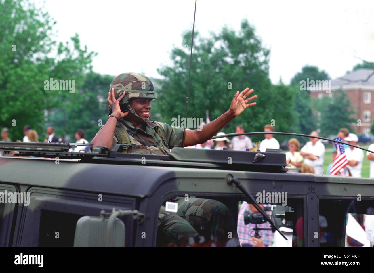 Eine Veteran GI "Wellenlinien" Heimatstadt Massen während einer Parade in College Park, Maryland Stockfoto