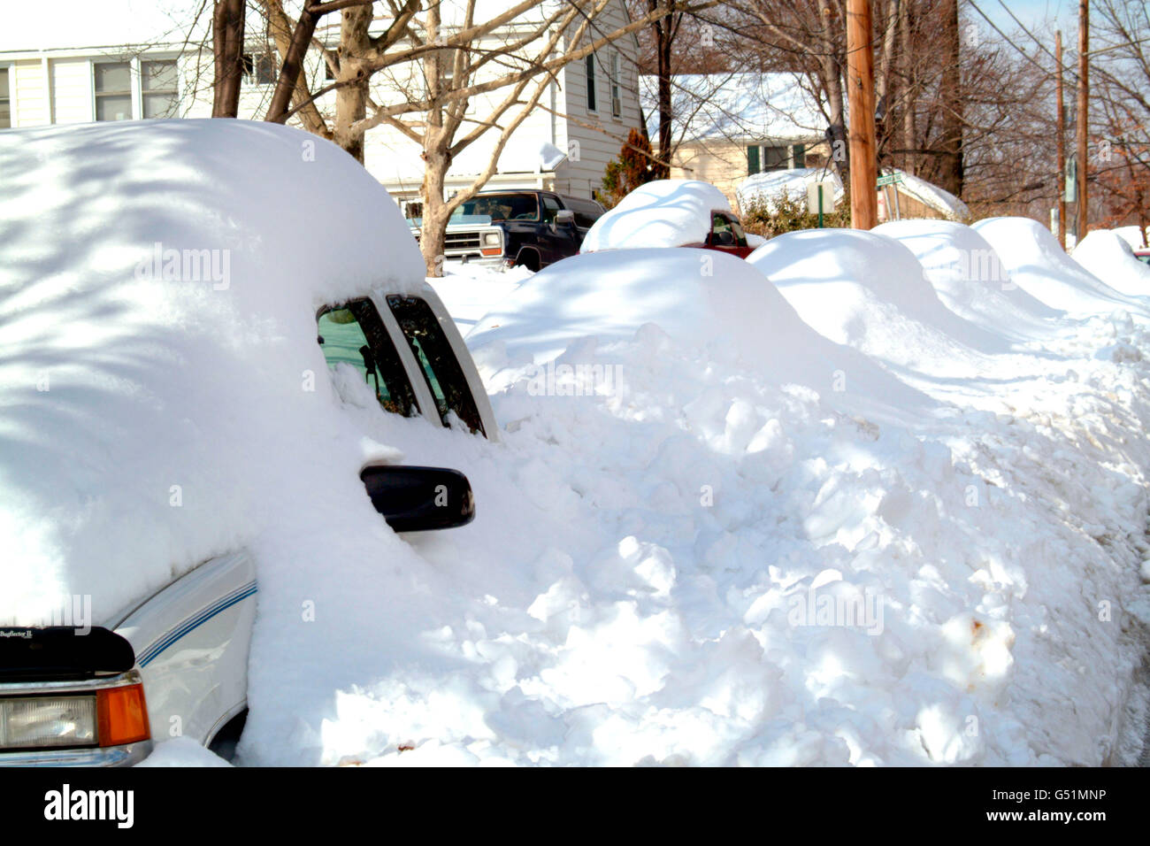 Berge von Schnee sind tief verschneiten Autos nach einem 24-Zoll-Schneefall Stockfoto