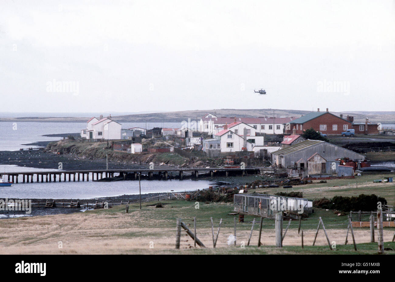 DER FALKLANDKRIEG 1982: Eine allgemeine Ansicht von Goose Green, der Ost-Falklandsiedlung, die am 27. Mai 1982 von den argentinischen Streitkräften von Fallschirmjägern (2 para) der britischen Falklandstreitkräfte zurückerobert wurde. *25/03/02Gesamtansicht von Goose Green, der Ost-Falkland-Siedlung, die am 27. Mai 1982 von den argentinischen Truppen von Fallschirmjägern (2 para) der britischen Falklands Task Force zurückerobert wurde. Der 20. Jahrestag der Invasion der Falklandinseln durch argentinische Truppen wird am 2. April 2002 stattfinden. Stockfoto