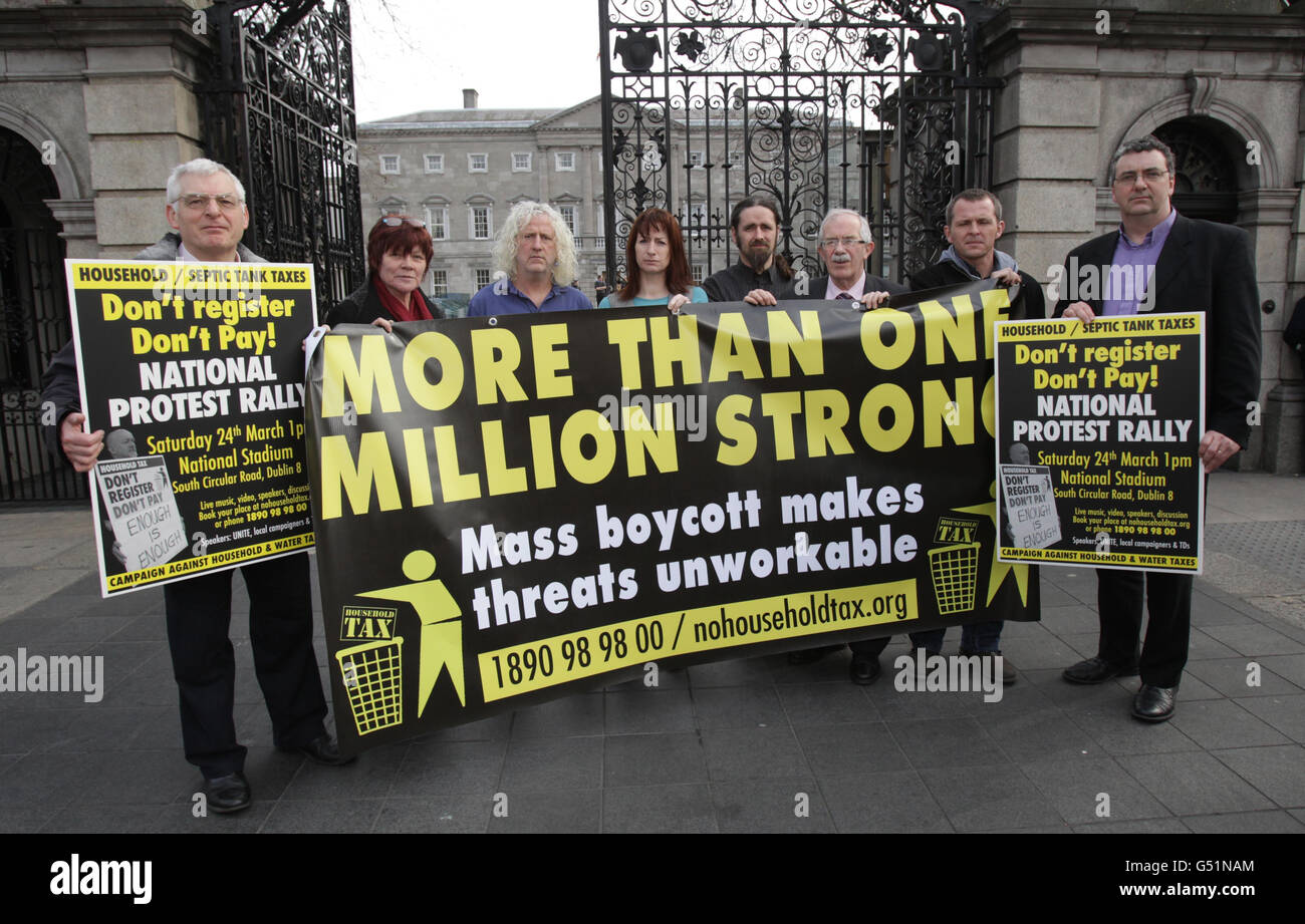 TD's (von links nach rechts) Joe Higgins, Joan Collins, Mick Wallace, Clare Daley, Luke Flanagan, Seamus Healy, Richard Boyd Barrett und Thomas Pringle zeigen heute ihre Opposition gegen die vorgeschlagene Haushaltsgebühr in Höhe von 100 Euro vor dem Leinster House in Dublin. Stockfoto