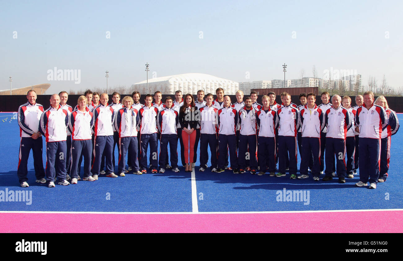 Die Herzogin von Cambridge besucht den Olympiapark. Die Herzogin von Cambridge posiert mit dem GB Men's Hockey Team in der Riverside Arena im Olympic Park. Stockfoto