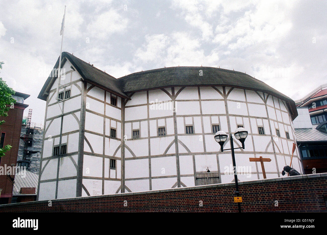 22 Million Globe Theatre in London. Die doppelsäulenige Bühne im Inneren wurde so eng wie möglich an Originalentwürfen gebaut und in Originalpigmenten aus dem 16. Jahrhundert lackiert. Stockfoto