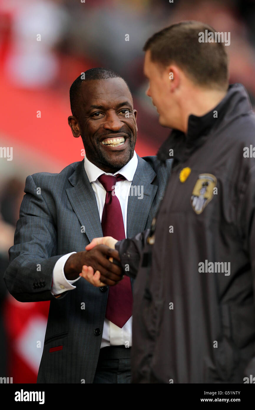 Charlton Athletic Manager Chris Powell (l) begrüßt Notts County Coach Colin West Stockfoto