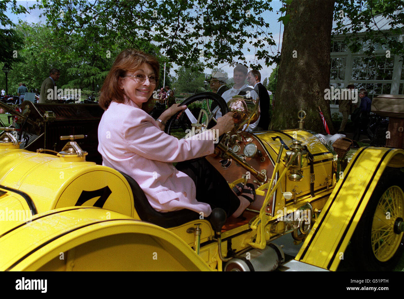 TV-Persönlichkeit Nanette Newman sitzt in einem Mercer Racabout Auto 1912 beim Louis Vuitton Classic, einem Oldtimer- und Motorradevent im Hurlingham Club in London. Stockfoto