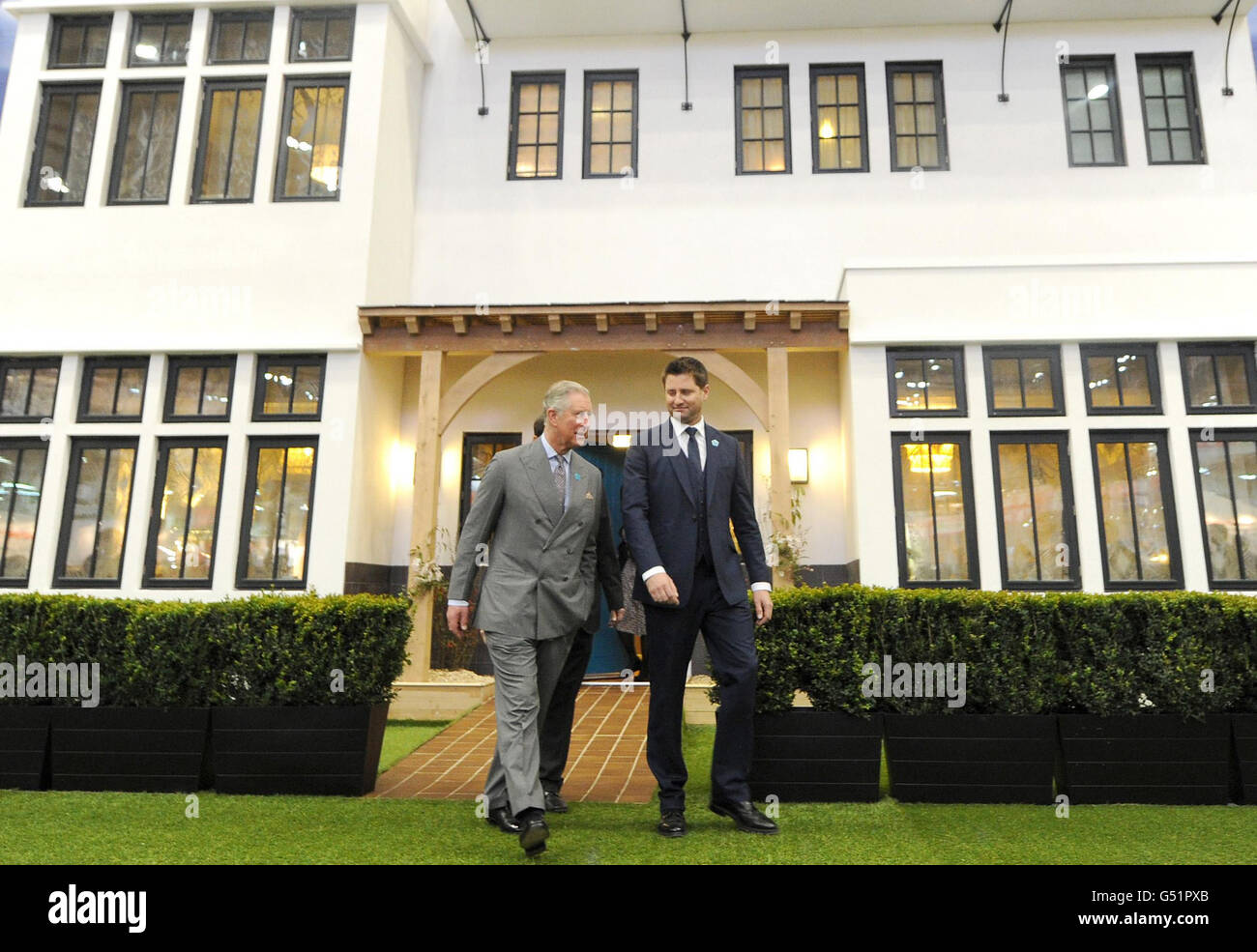 Der Prinz von Wales (links) und George Clarke verlassen ein Showhaus, während der Prinz offiziell die ideale Heimschau eröffnet, Earl's Court, London. Stockfoto