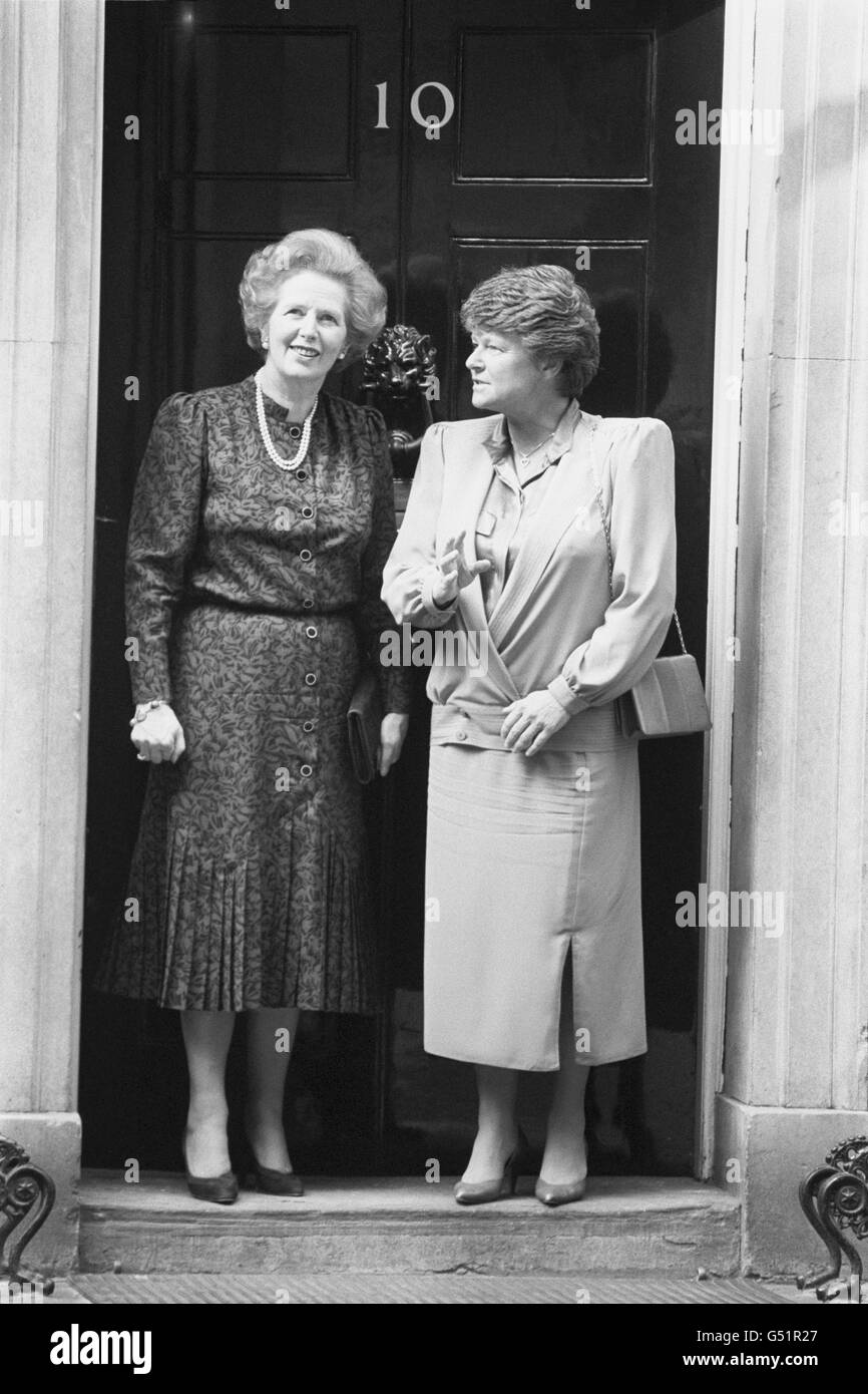 Premierministerin Margaret Thatcher mit ihrem norwegischen Gegenpart Gro Harlem Brundtland in der Downing Street 10, London. Stockfoto