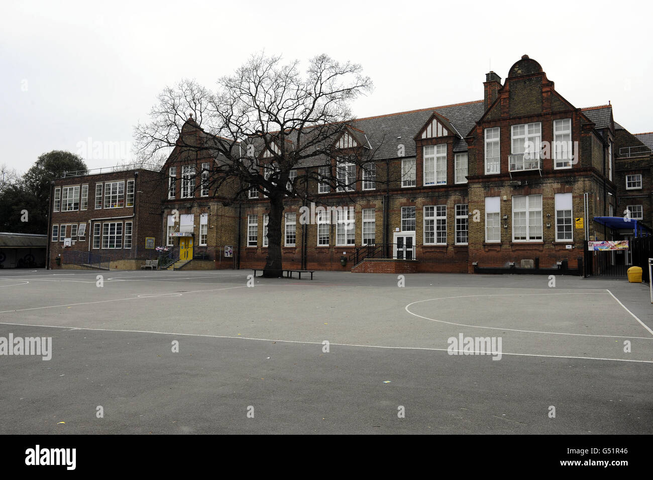 Eine allgemeine Ansicht über die Downhills Primary School, Haringey als das Leitungsorgan der Schule, die den Akademiestatus bekämpft hat, wurde entlassen und ersetzt, bestätigte das Bildungsministerium heute. Stockfoto