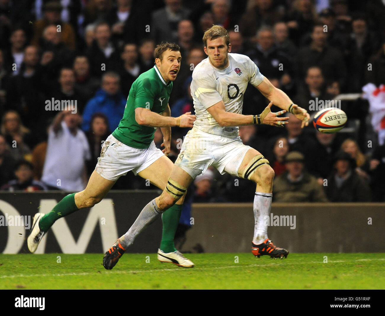 Rugby Union - RBS 6 Nations Championship 2012 - England gegen Irland - Twickenham. Der englische Tom Croft verliert auf dem Weg zur Testlinie die Kontrolle über den Ball Stockfoto