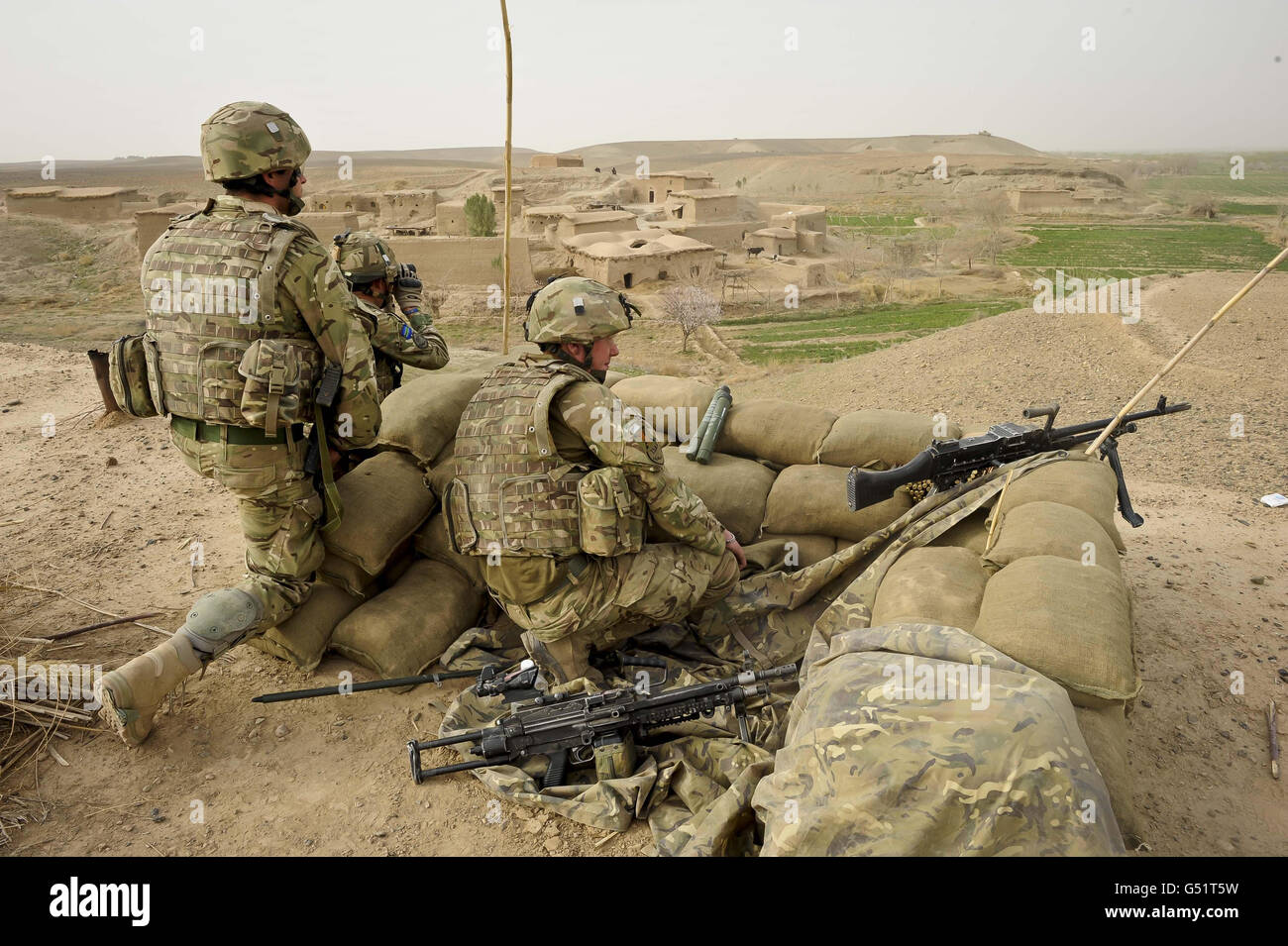 Britische Soldaten der ISAF Combined Force haben am ersten Tag der Operation „Now Roz“ (New Day in Dari) einen Beobachtungspunkt (OP) eingerichtet, der über das Yakchal-Tal blickt. Die Afghan National Security Force (ANSF) befreit die Taliban aus den von britischen Streitkräften unterstützten und betreuten Gebieten Gereshk und Lashkar gar in der Provinz Helmand, was als die letzte kombinierte Operation gilt, um die traditionell eine Taliban-Hochburg vom Aufstand zu befreien. Stockfoto