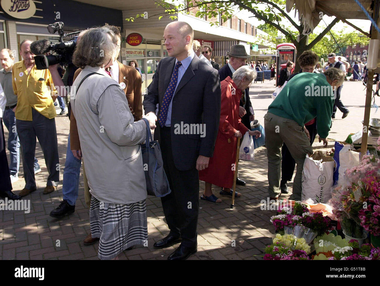 Der konservative Staatschef William Hague trifft sich bei einem kurzen Besuch in Harborne in Birminghham mit Mitgliedern der Öffentlichkeit. Er war in den Midlands, um an einem "Keep the Pound Action Day" teilzunehmen. Stockfoto