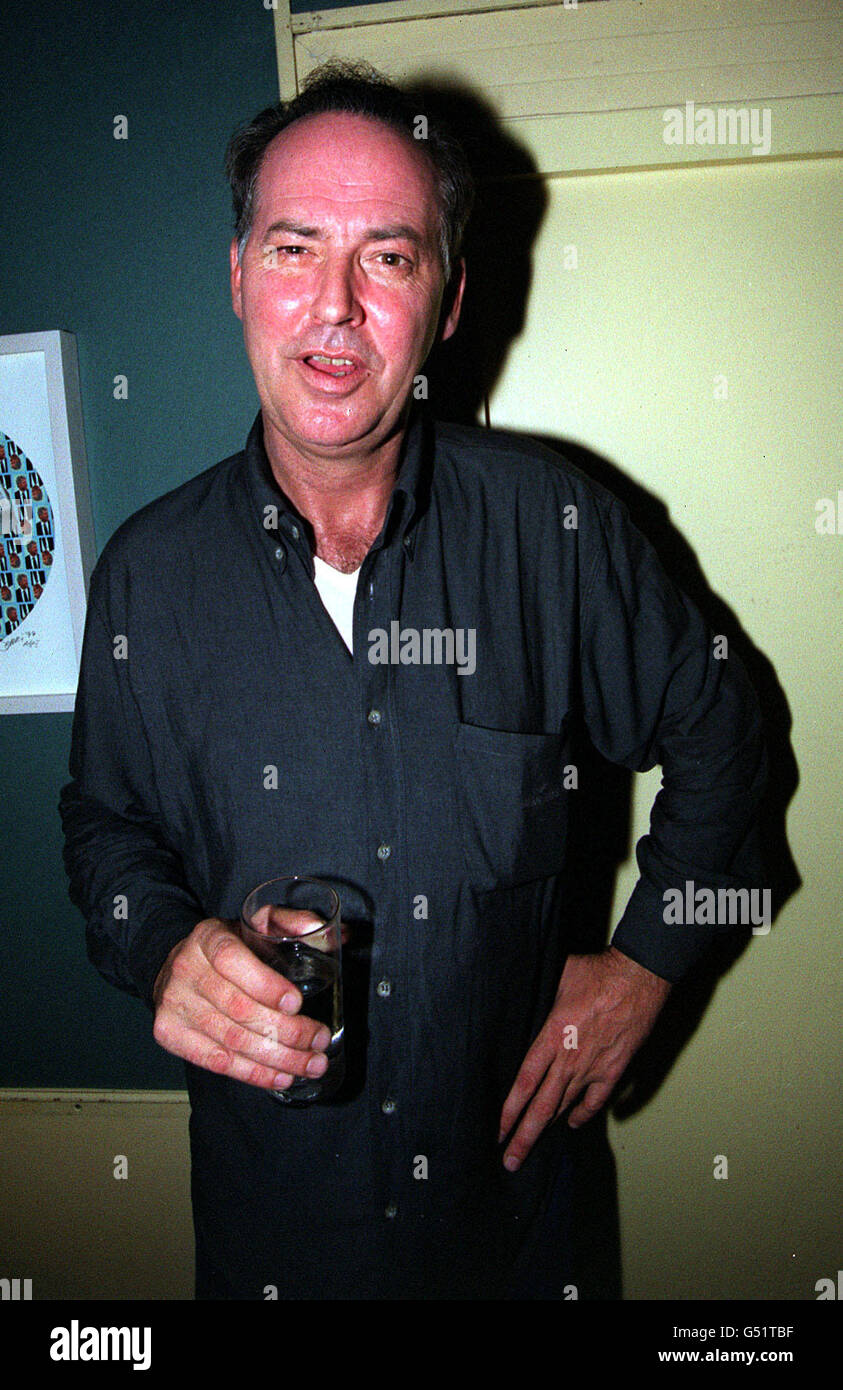 Michael Barrymore feiert die Fat Les England Euro 2000-Hymne, Jerusalem, die von der Band nach ihrer inoffiziellen WM-Hymne Vindaloo bei einer Party im Groucho Club, London, verfaßet wurde. * das Fat Les-Team wird mit zukünftigen Wäldern zusammenarbeiten, um Wälder im ganzen Land zu Pflanzen, um Kohlendioxid aus der Herstellung der Jerusalem CD zu absorbieren und es in Sauerstoff zu verwandeln, sagte die Band. * 3/6/2001 TV-Moderator und Komiker Michael Barrymore. Die Polizei, die den Tod eines Mannes bei Barrymore untersucht, sagte am Sonntag, dem 3. Juni 2001, dass keine Entscheidung darüber getroffen wurde, ob er ihn erneut interviewen soll. Stuart Stockfoto