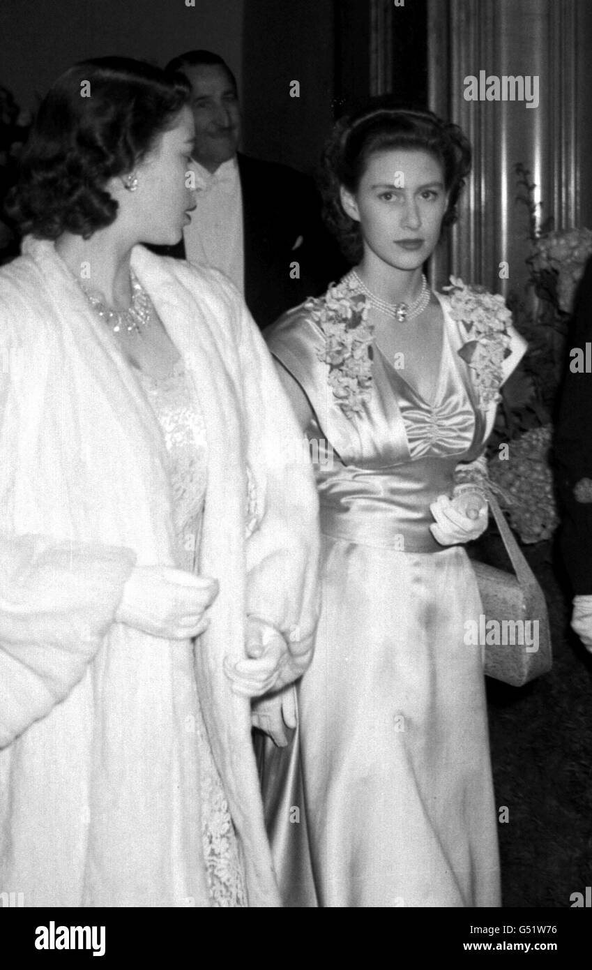 Prinzessin Margaret, rechts, und Prinzessin Elizabeth (später Königin Elizabeth II.) bei der Weltpremiere von Sir Laurence Oliviers Fassung von Hamlet im Odeon-Kino, Leicester Square, in London. Stockfoto