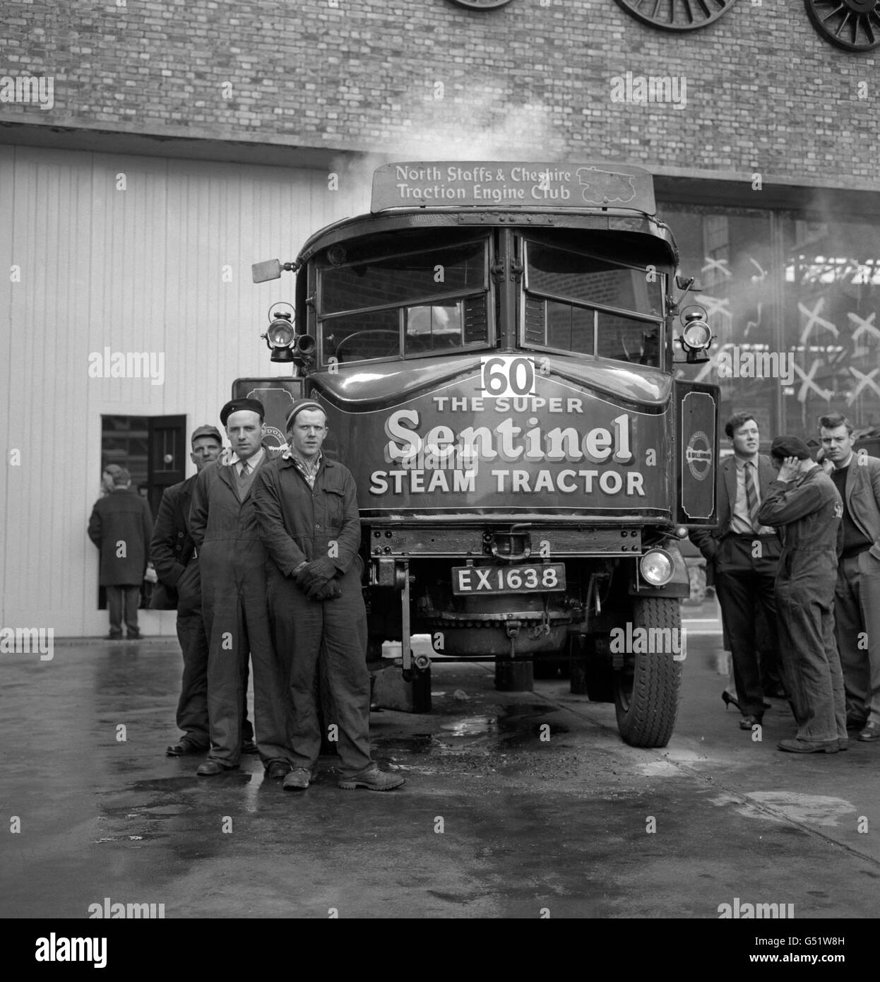 Ein Sentinel-Dampftraktor aus dem Jahr 1926 mit seiner Crew in Clapham, im Süden Londons, kurz vor dem Start des Historic Commercial Vehicle Club, fährt nach Brighton. Stockfoto