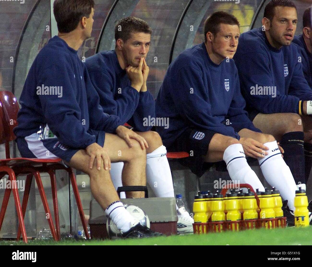 Der Engländer Michael Owen (zweiter links) beobachtet die Niederlage seines Teams gegen Portugal aus dem Jahr 3-2 mit Nick Barmby (dritter links) und Richard Wright (rechts) in ihrem EM 2000-Spiel im Philips Stadium. * in Eindhoven, Holland. Stockfoto