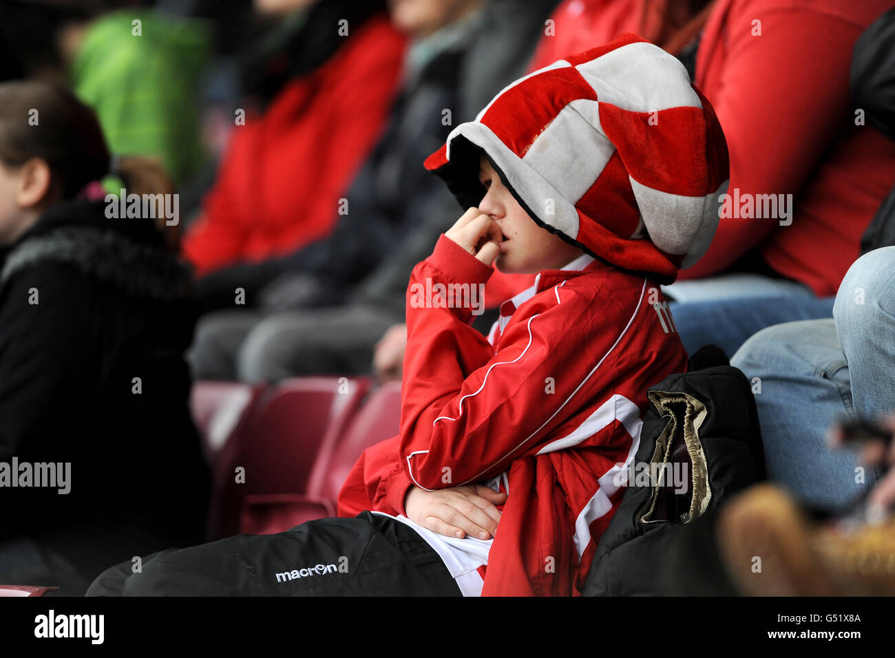 Fußball - npower Football League One - Scunthorpe United / Charlton Athletic - Glanford Park. Ein junger Charlton Athletic-Fan auf der Tribüne Stockfoto