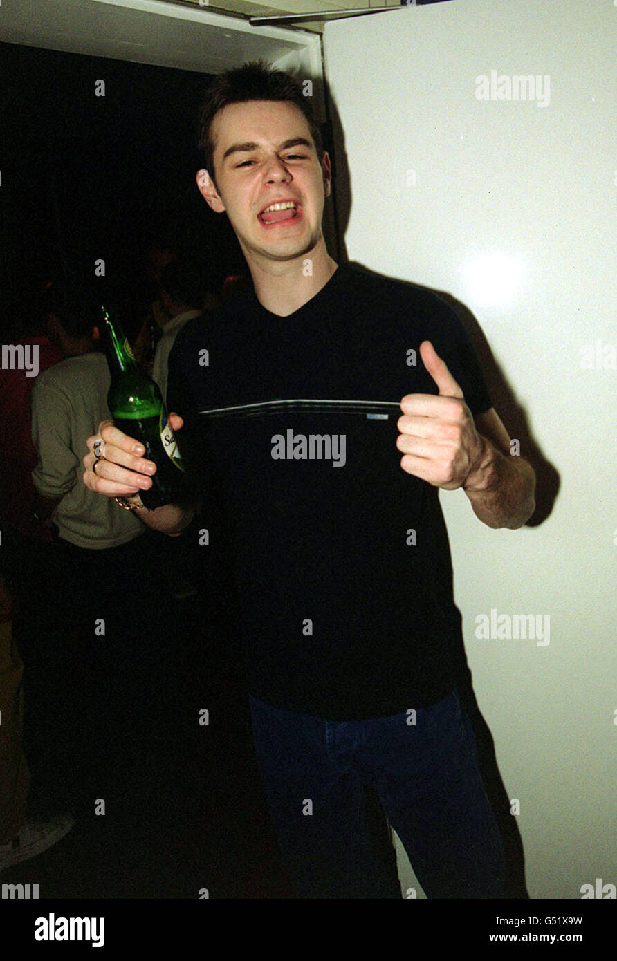 Schauspieler Danny Dyer feiert die England Euro 2000 Hymne, Jerusalem, die von der Band nach ihrer inoffiziellen WM-Hymne Vindaloo bei einer Party im Groucho Club, London, vertönt wurde. * das Fat Les-Team wird mit zukünftigen Wäldern zusammenarbeiten, um Wälder im ganzen Land zu Pflanzen, um Kohlendioxid aus der Herstellung der Jerusalem CD zu absorbieren und es in Sauerstoff zu verwandeln, sagte die Band. Stockfoto