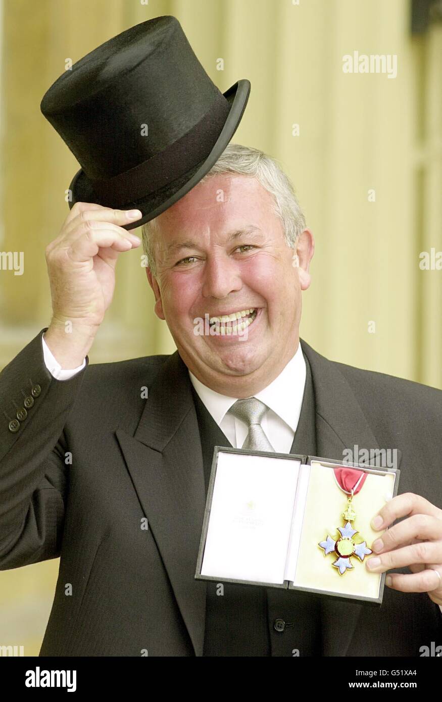 Herr Richard Shepherd, nachdem er seine CBE von Königin Elizabeth II. Während einer Investiturzeremonie im Buckingham Palace am Dienstag, dem 13 2000. Juni, empfangen hatte. Stockfoto