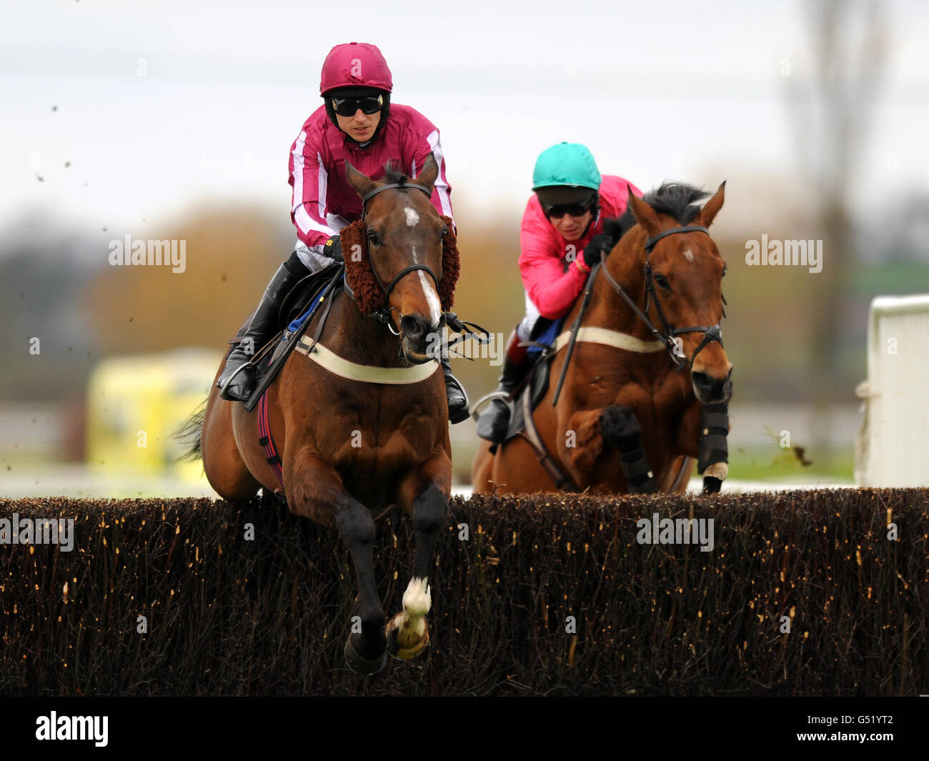 Cottage Acre von Paddy Brennan (links) Sprünge vor King Jack von Richard Johnson während der Weatherbys Bloodstock Insurance Handicap Chase Stockfoto