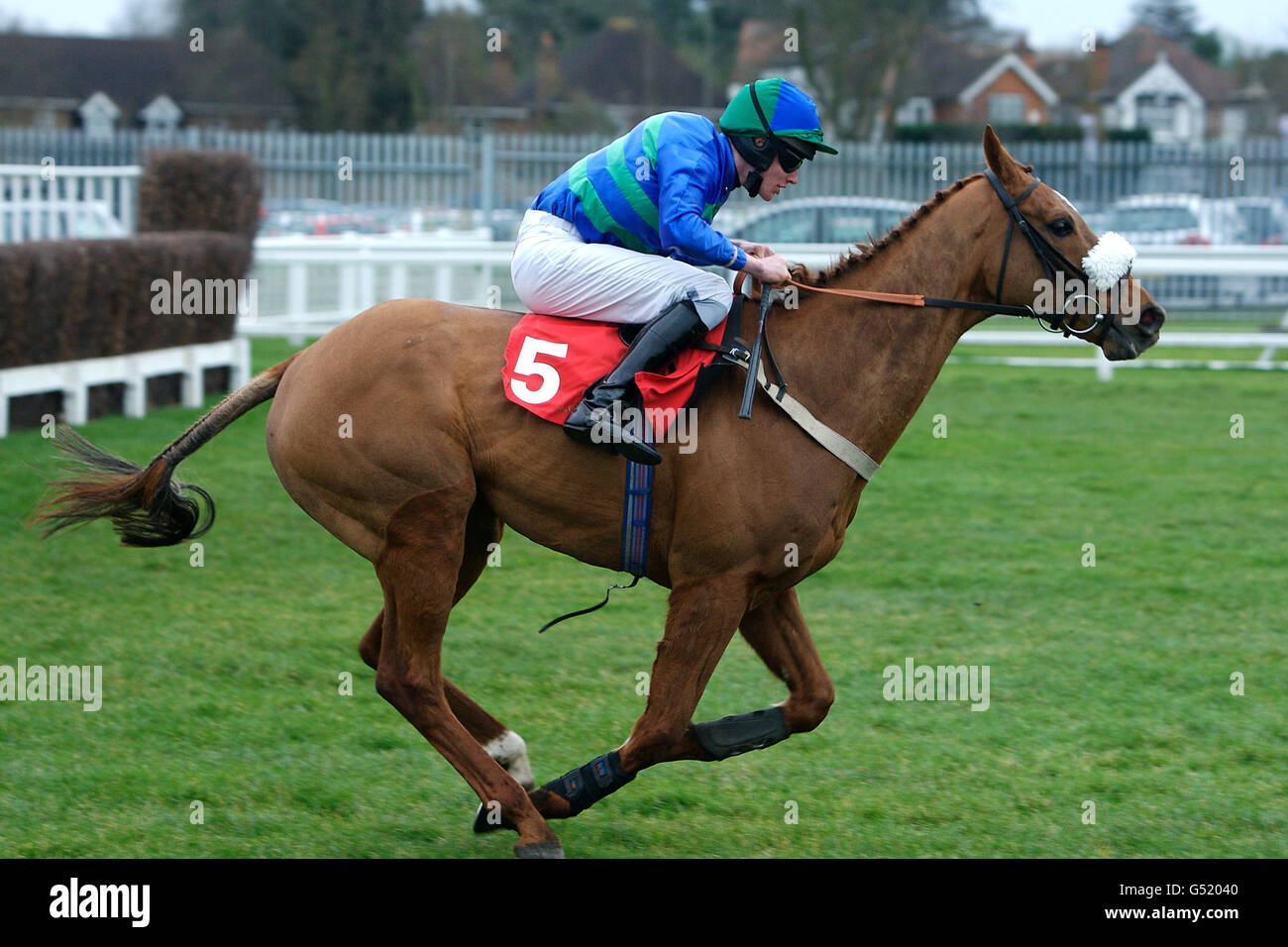 Pferderennen - Sandown Park Racecourse. Besitzer, der von Jockey Tom Cannon in Aktion während der Charles Stanley Handicap Chase gefahren wird Stockfoto