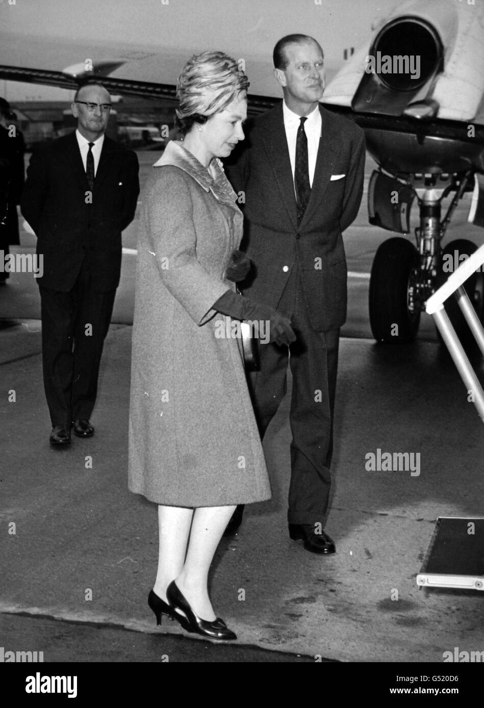 Queen Elizabeth II und der Herzog von Edinburgh steigen am Flughafen Heathrow in ein Andover-Flugzeug des Queen's Flight ein, um zur RAF-Station Manston, Kent, zu fliegen. Stockfoto