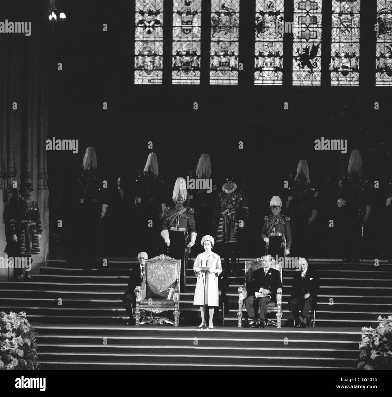 Königin Elizabeth II. Und ihr Mann, der Herzog von Edinburgh, saßen an ihrer Seite und gaben ihre Antwort, nachdem beide Parlamentsgebäude ihre Ansprachen anlässlich des 700. Jahrestages des Parlaments von Simon de Montfort gemacht hatten. Stockfoto