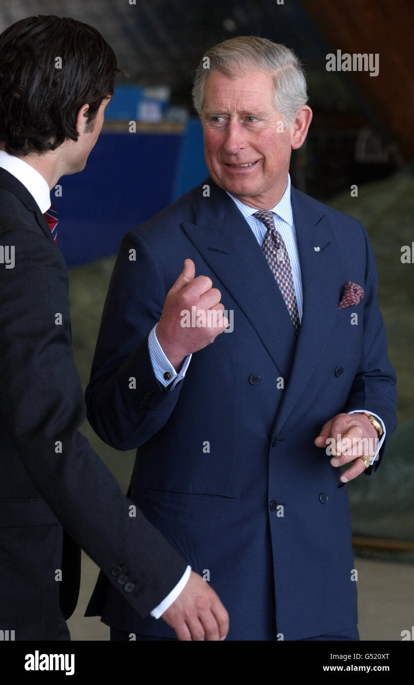 Der Prinz von Wales plaudert mit Prinz Carl Philip, nachdem er am Flughafen Arlanda in Stockholm, Schweden, angekommen war. Stockfoto