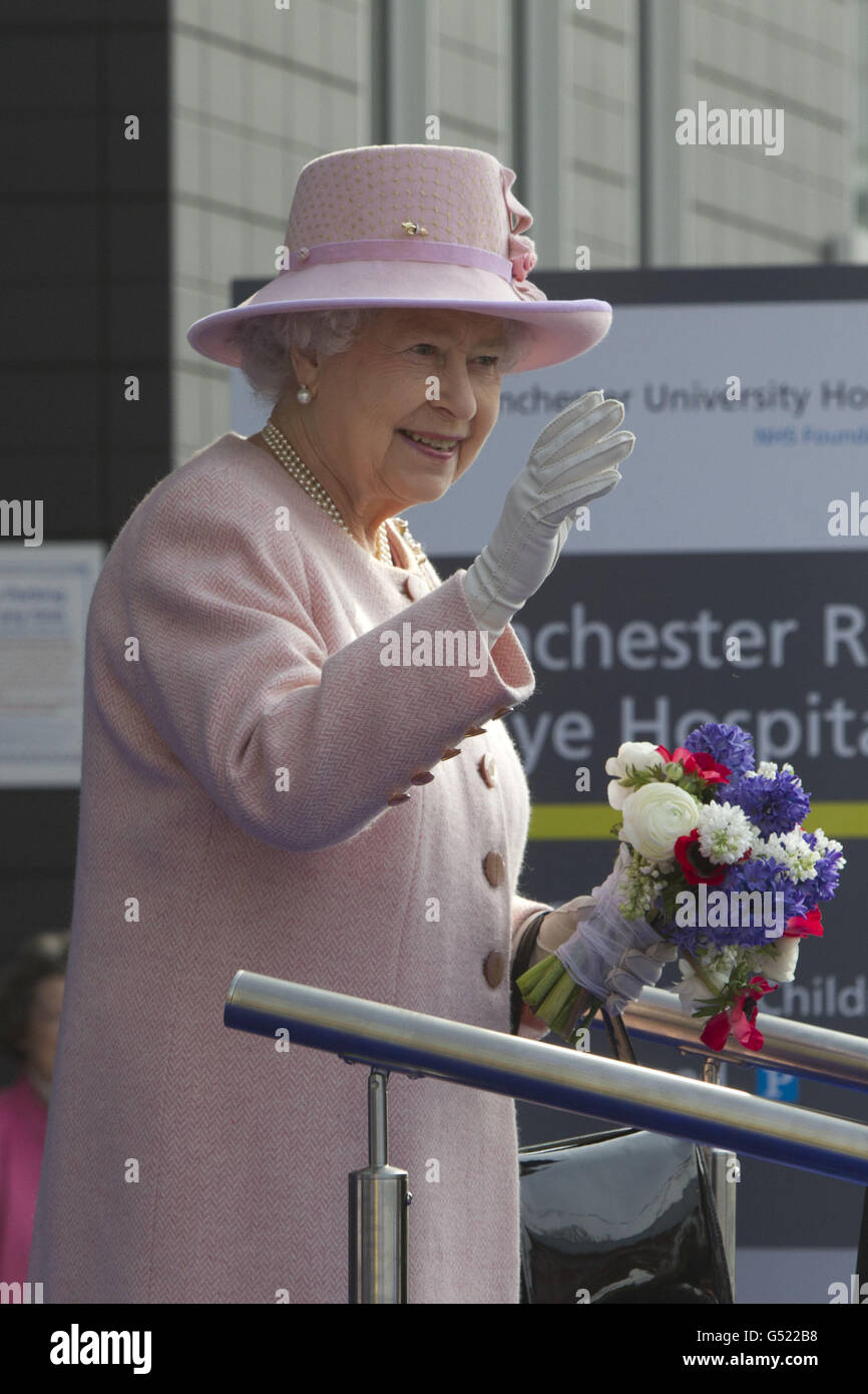 Königin Elizabeth II. Bei der offiziellen Eröffnung des Royal Manchester Children's Hospital, des Manchester Royal Eye Hospital, des Saint Mary's Hospital und eines neuen Flügels im Manchester Royal Infirmary, wo sie auch Mitarbeiter und Patienten trifft und einer speziell beauftragten musikalischen Arbeit zuhört. Stockfoto