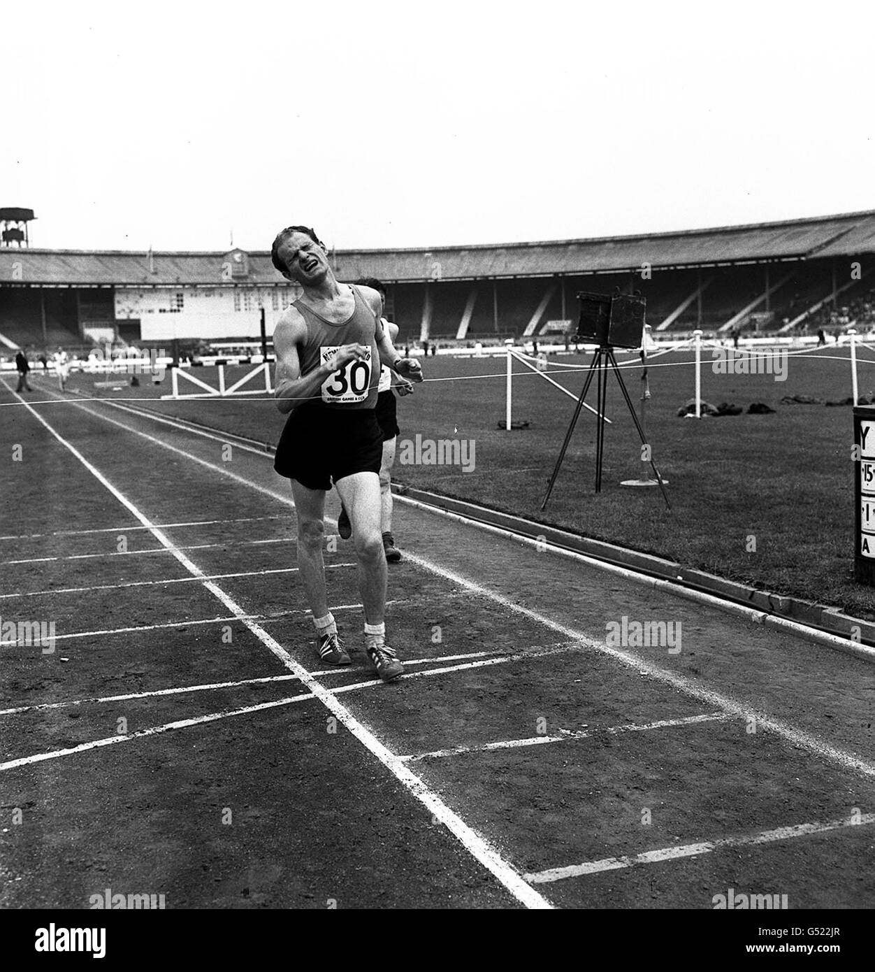 Paul Nihill, der den 2 Meilen Spaziergang bei den British Games im White City Stadium in London gewonnen hat. Stockfoto