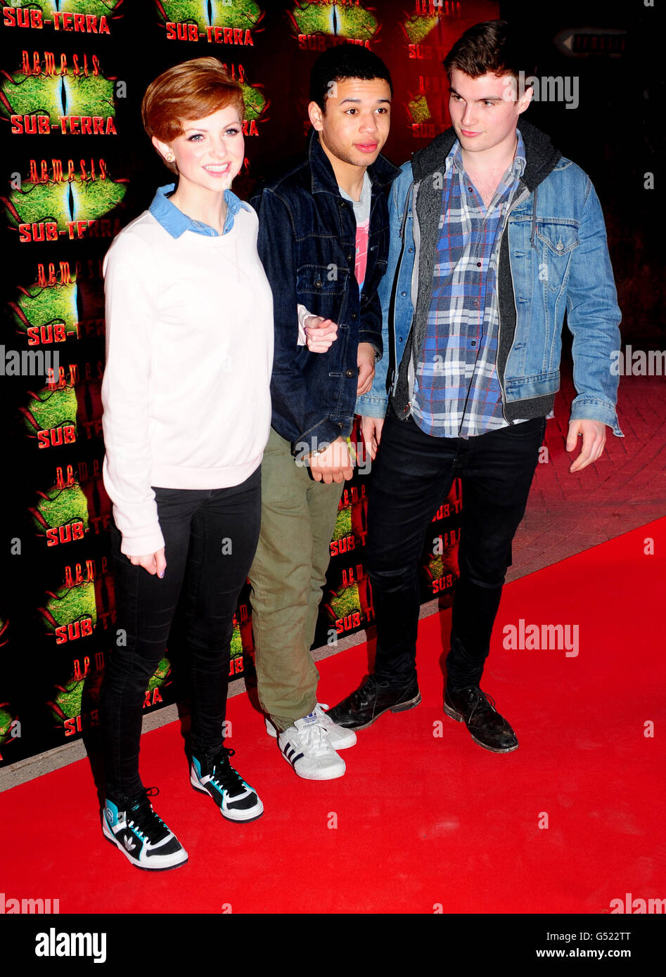 (Von links nach rechts) Lucy Dixson, Callum Domba und Andrew Still aus Hollyoakes bei der neuen Nemesis Sub- Terra Attraktion in Alton Towers, Staffordshire. Stockfoto