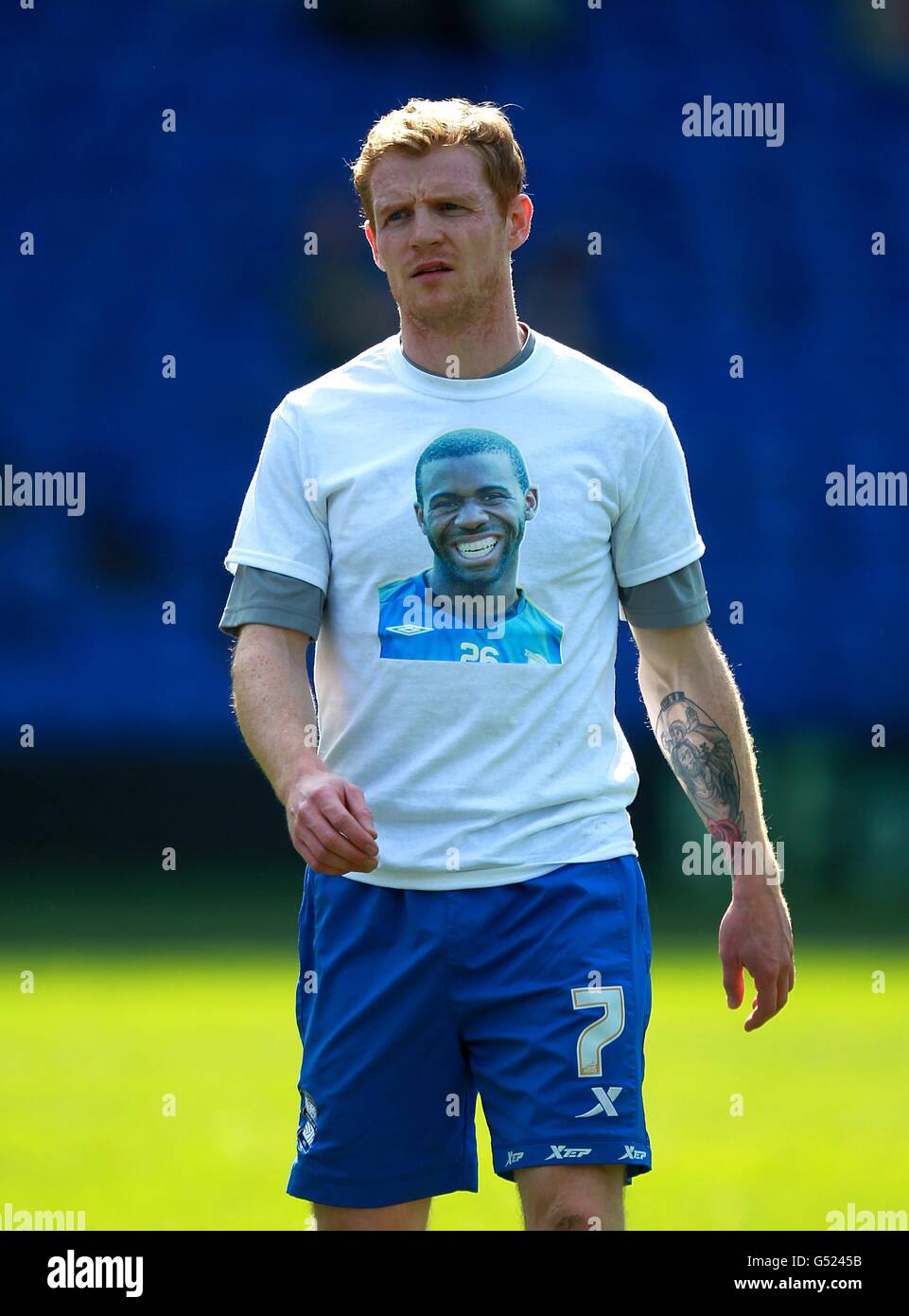 Fußball - npower Football League Championship - Birmingham City / Cardiff City - St Andrews. Chris Burke in Birmingham City trägt ein T-Shirt, das die Unterstützung für den schwer erkrankten Bolton Wanderers-Spieler Fabrice Muamba vor dem Anpfiff zeigt Stockfoto