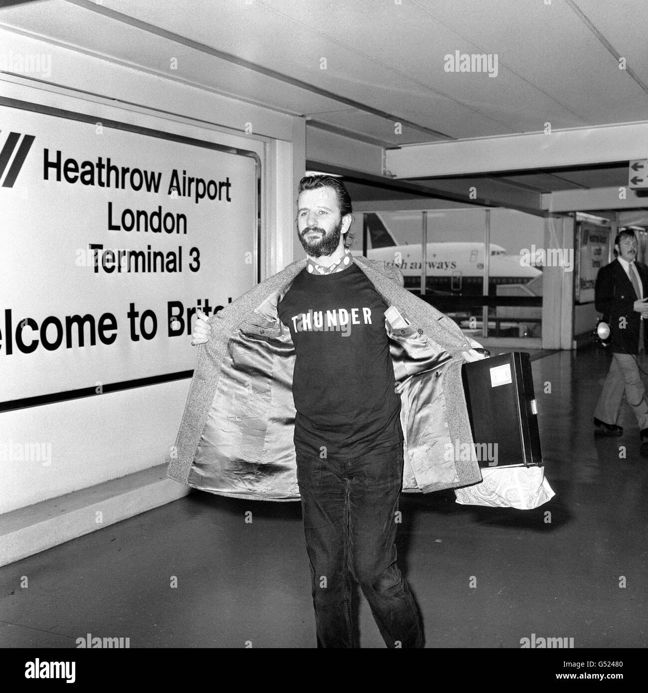 Ex-Beatle Ringo starr am Londoner Flughafen Heathrow vor einem Flug nach Los Angeles, USA. Starr bemerkte, dass er nicht mehr daran interessiert sei, live aufzutreten. Stockfoto