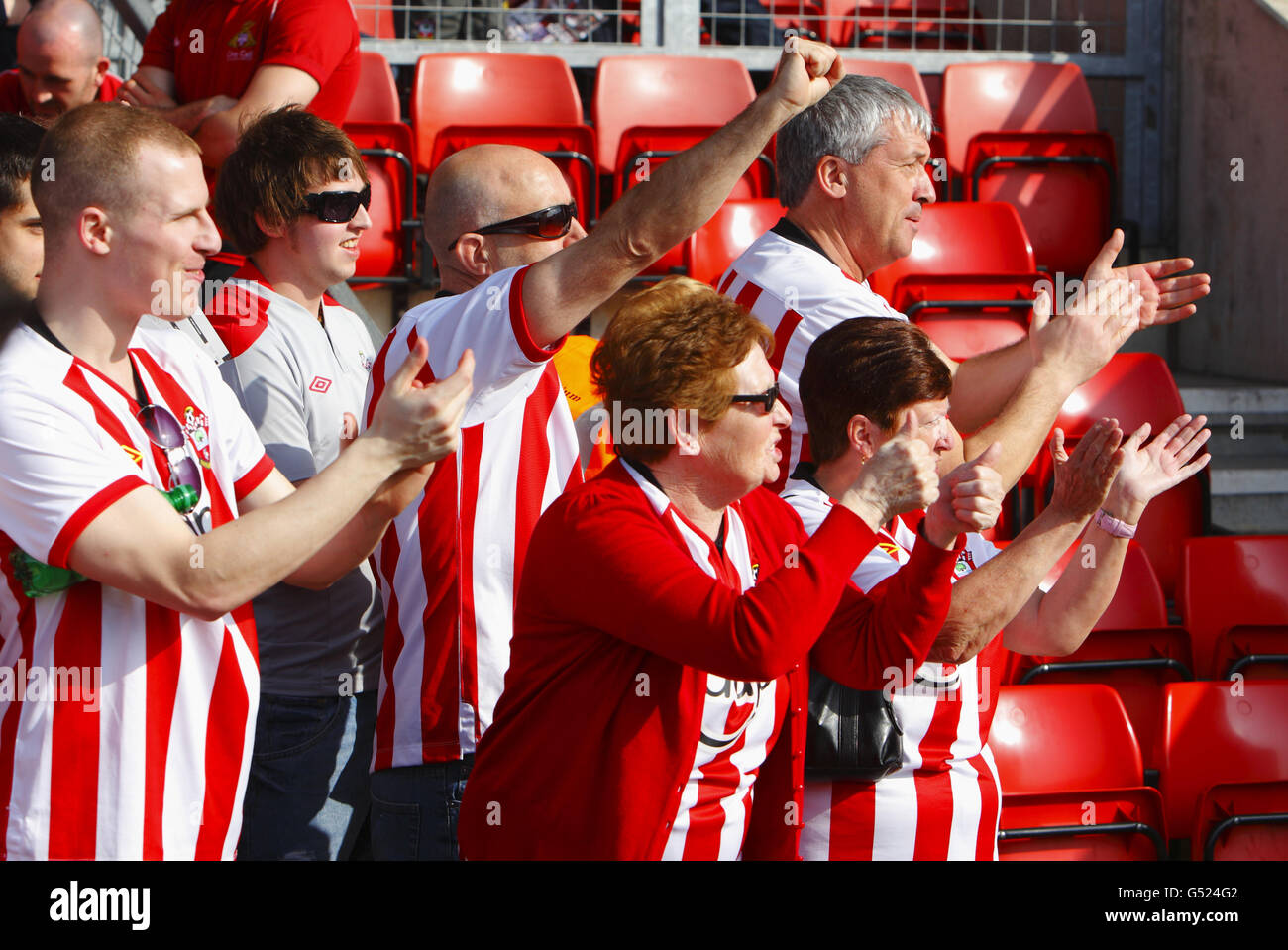 Fußball - npower Football League Championship - Southampton gegen Doncaster Rovers - St Marys. Southampton Fußballfans unterstützen ihre Spieler vor einem Spiel im St. Mary's Stadium in Southampton. Stockfoto