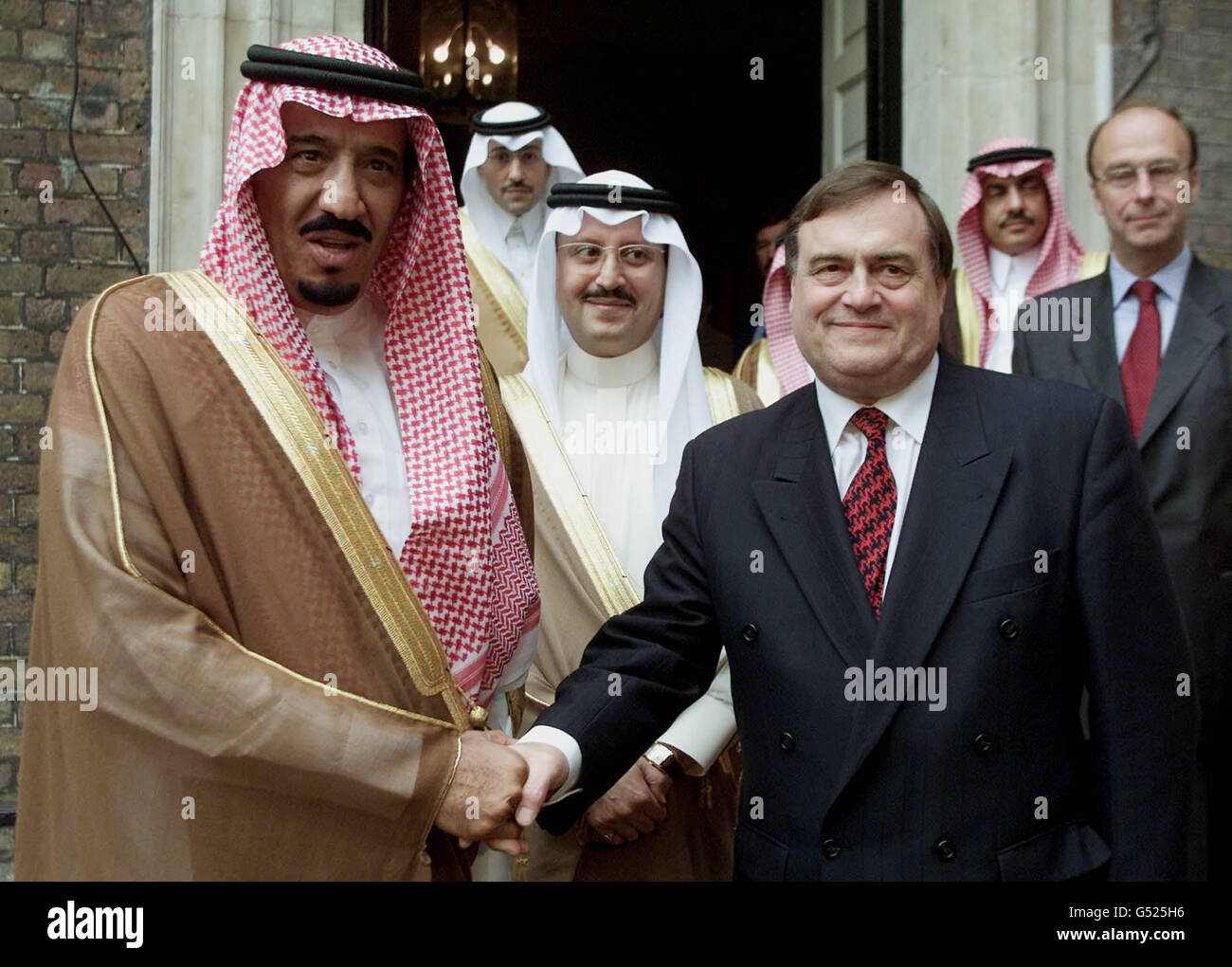 Prinz Salman bin Abdul Aziz Al-Saud vom Königreich Saudi-Arabien und Gouverneur von Riad (L) wird bei der Ankunft im Admiralty House in London vom stellvertretenden britischen Premierminister John Prescott (R) begrüßt. * .... Der Prinz und seine Delegation, zu der auch sein Sohn Fahd bin Salman bin Abdul Aziz Al Saud (C) gehörte, nahmen an einem Mittagessen Teil, das von Mr. Prescott veranstaltet wurde. Stockfoto