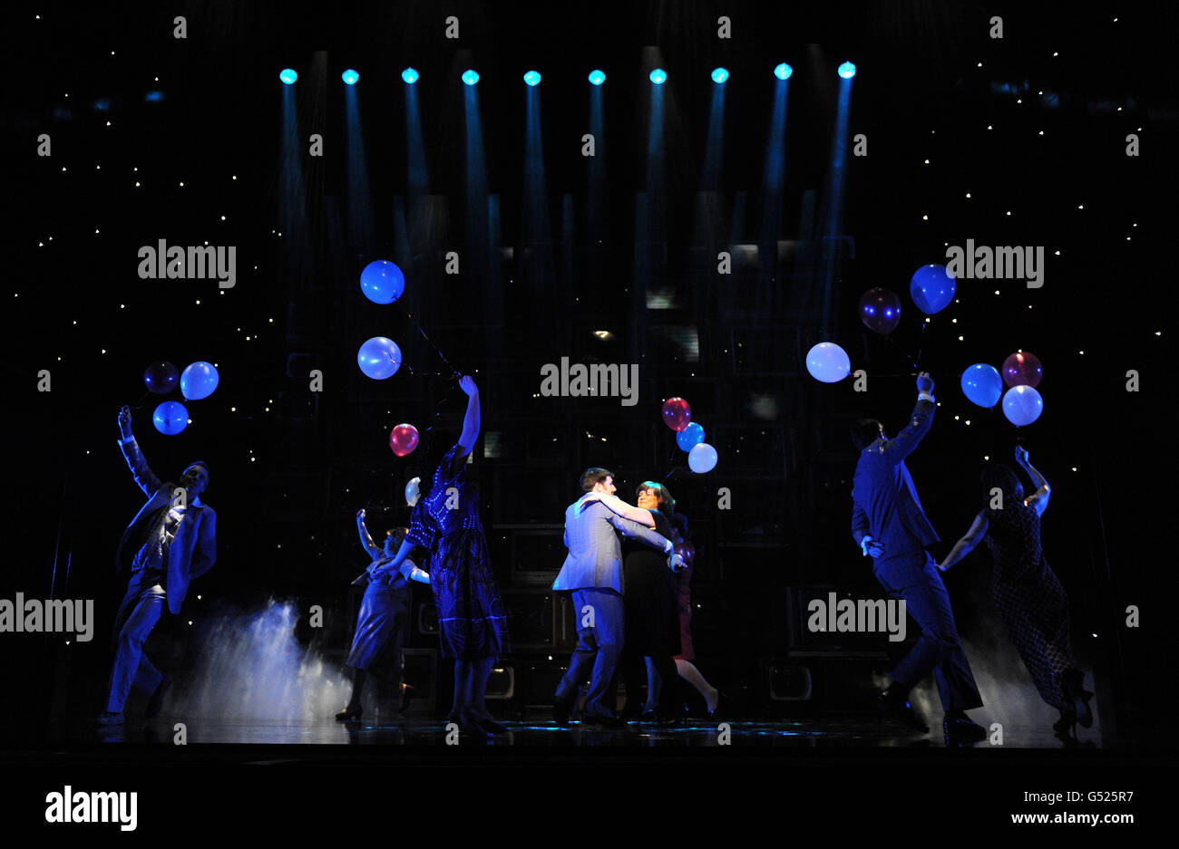 Elaine C Smith tanzt mit Gordon Cooper während einer Generalprobe für die Eröffnungsshow des Susan Boyle Musicals 'I Dreamed a Dream' im Theater Royal in Newcastle. Stockfoto