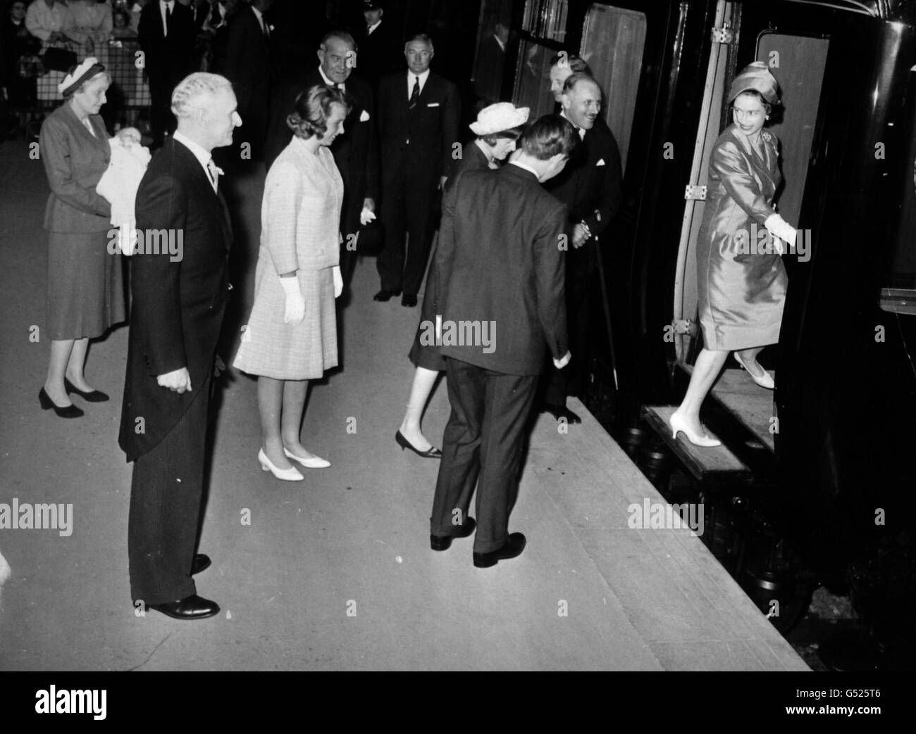 *gescannte Low-Res aus dem Druck, High-Res auf Anfrage* Queen Elizabeth II. Und andere Mitglieder der Royal Party besteigen den Zug am Bahnhof Euston, London. Zurück zur Kamera ist Prinz Charles, Zentrum ist Prinzessin Anne. Links ist das Baby Lady Sarah Armstrong-Jones, Tochter von Prinzessin Margaret, in den Armen eines Kindermädchens. Stockfoto